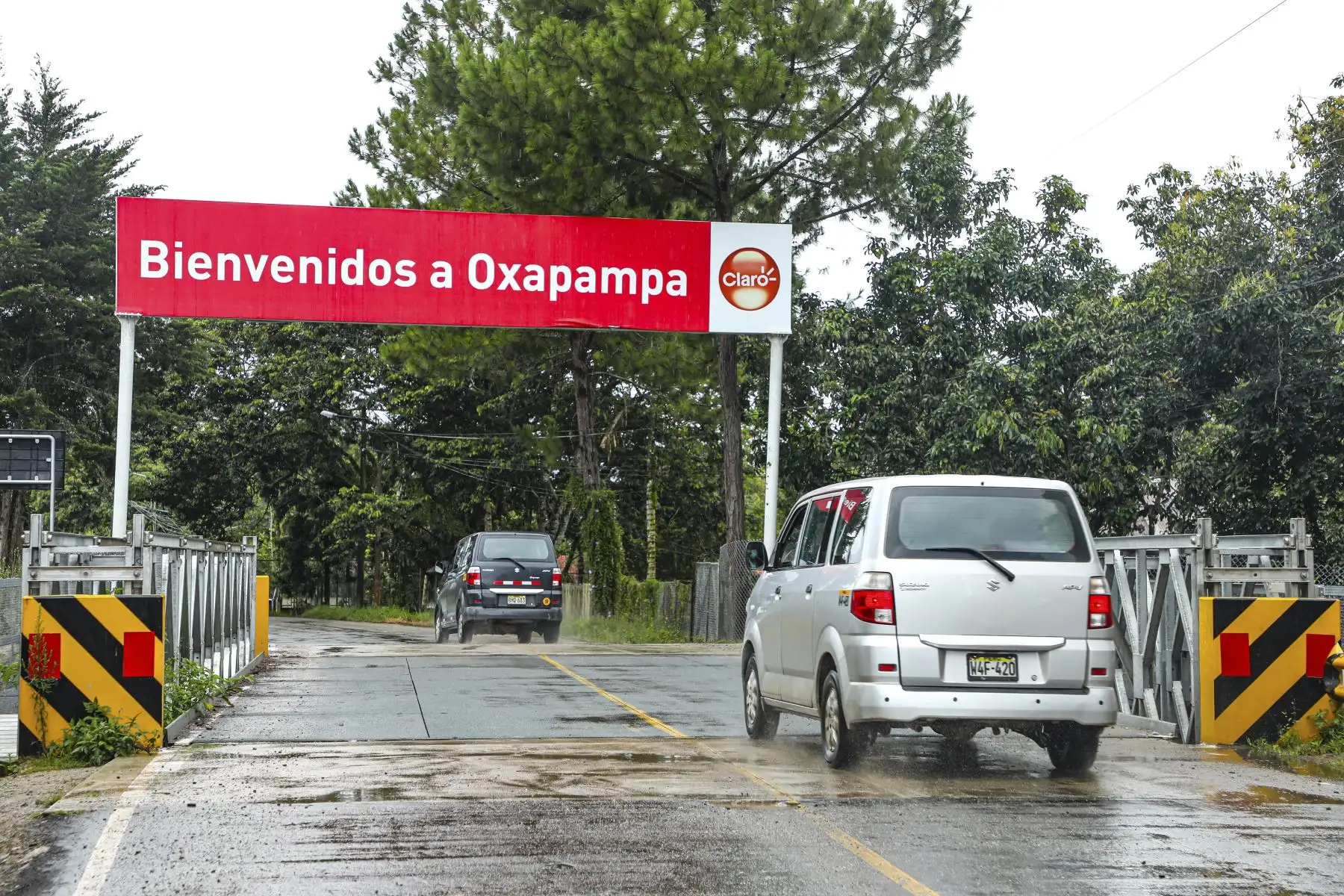 El ministro de Transportes y Comunicaciones, Juan Francisco Silva, inauguró hoy cinco de esas estructuras metálicas en la provincia de Oxapampa, en el departamento de Pasco. Foto: MTC