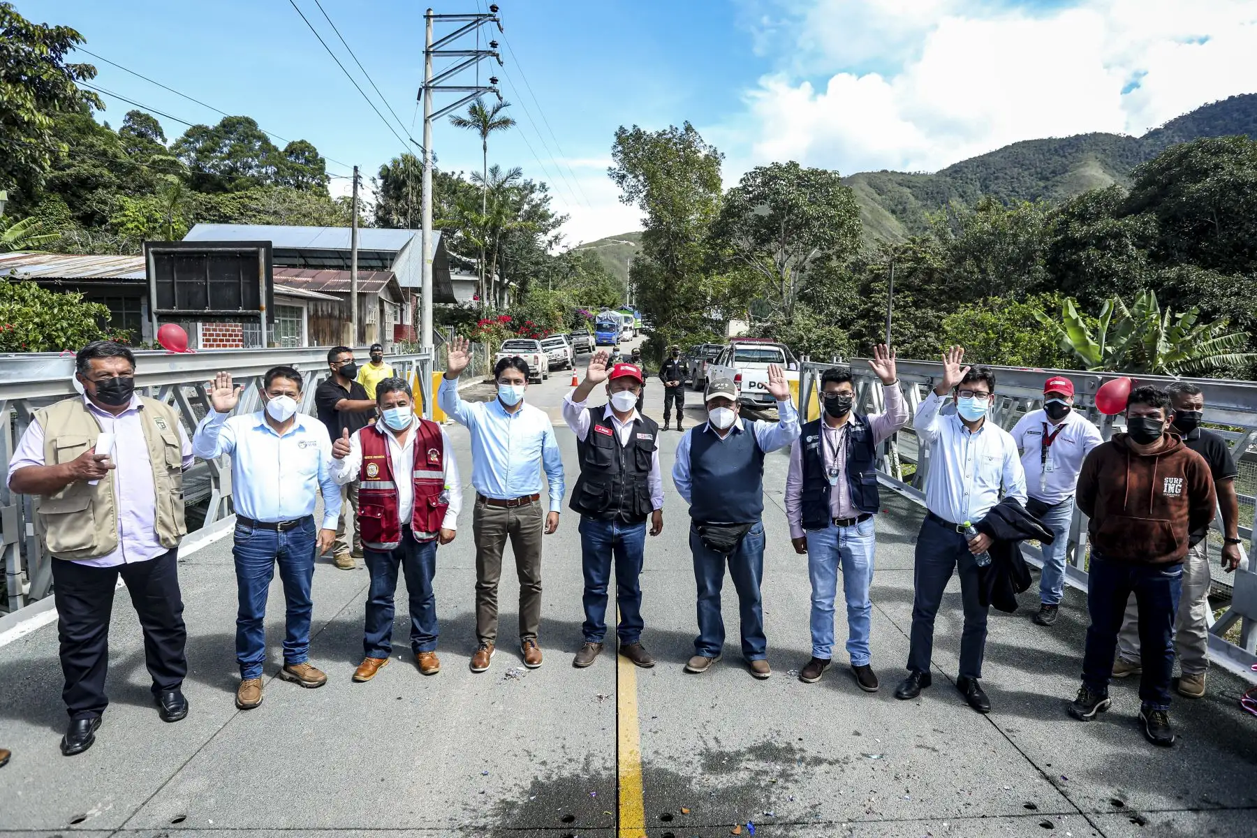 El ministro de Transportes y Comunicaciones, Juan Francisco Silva, inauguró hoy cinco de esas estructuras metálicas en la provincia de Oxapampa, en el departamento de Pasco. Foto: MTC