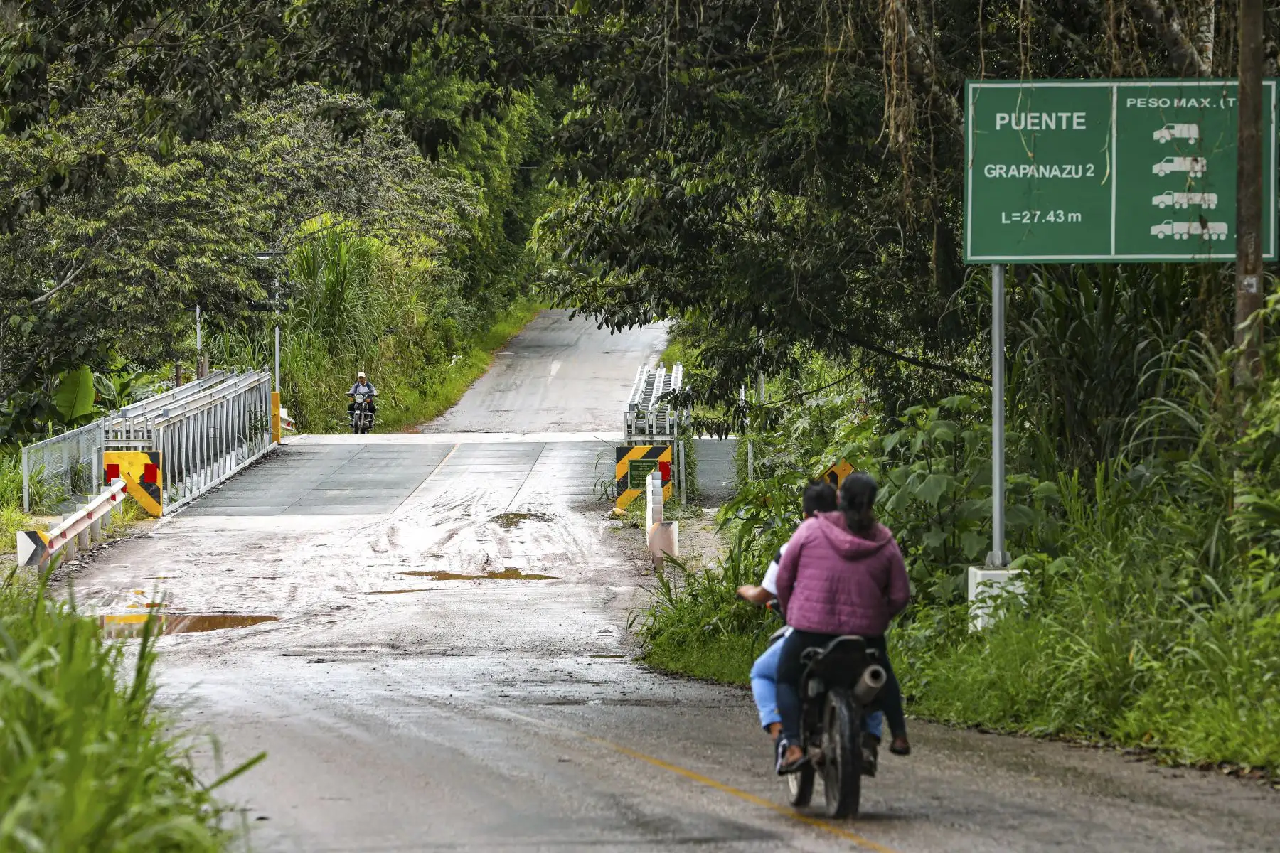 El ministro de Transportes y Comunicaciones, Juan Francisco Silva, inauguró hoy cinco de esas estructuras metálicas en la provincia de Oxapampa, en el departamento de Pasco. Foto: MTC