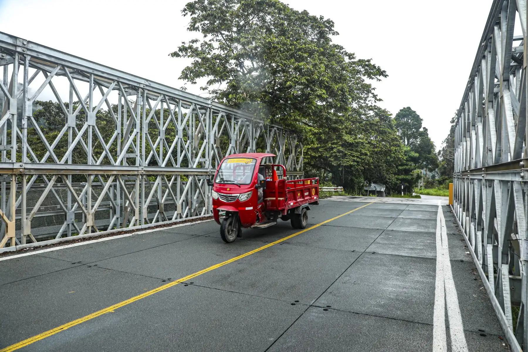 El ministro de Transportes y Comunicaciones, Juan Francisco Silva, inauguró hoy cinco de esas estructuras metálicas en la provincia de Oxapampa, en el departamento de Pasco. Foto: MTC