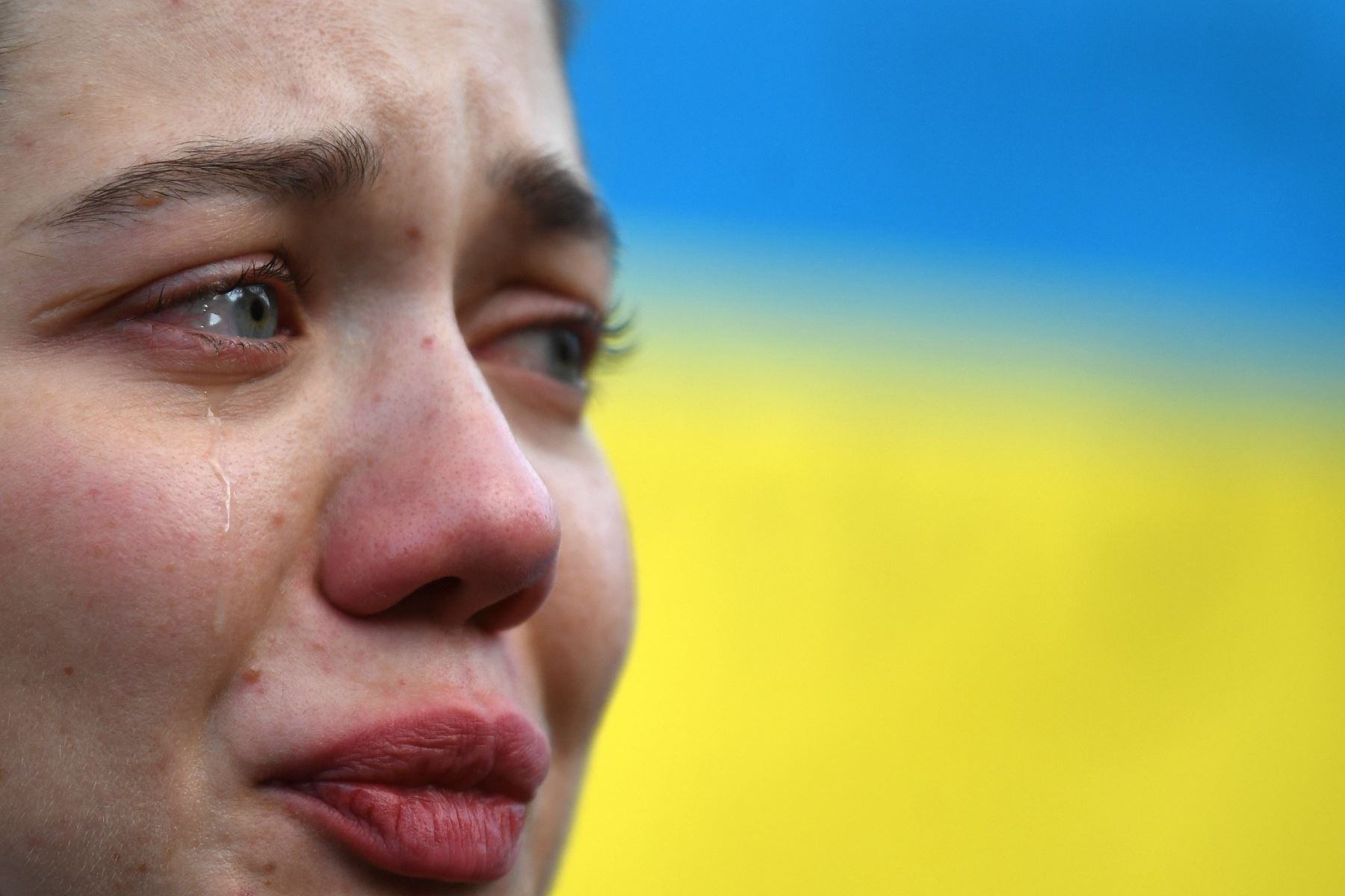 Una manifestante llora mientras muestra su apoyo a Ucrania en las afueras de Downing Street en Londres, Gran Bretaña, el 25 de febrero de 2022. Foto: EFE/EPA/Neil Hall