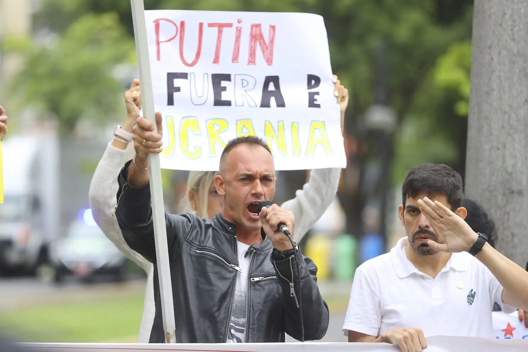 Un grupo de al menos 30 personas protestó esta tarde en los exteriores de la Embajada de Rusia en San Isidro, para mostrar su rechazo frente a la ofensiva militar de Rusia contra Ucrania. Foto: ANDINA/Andrés Valle