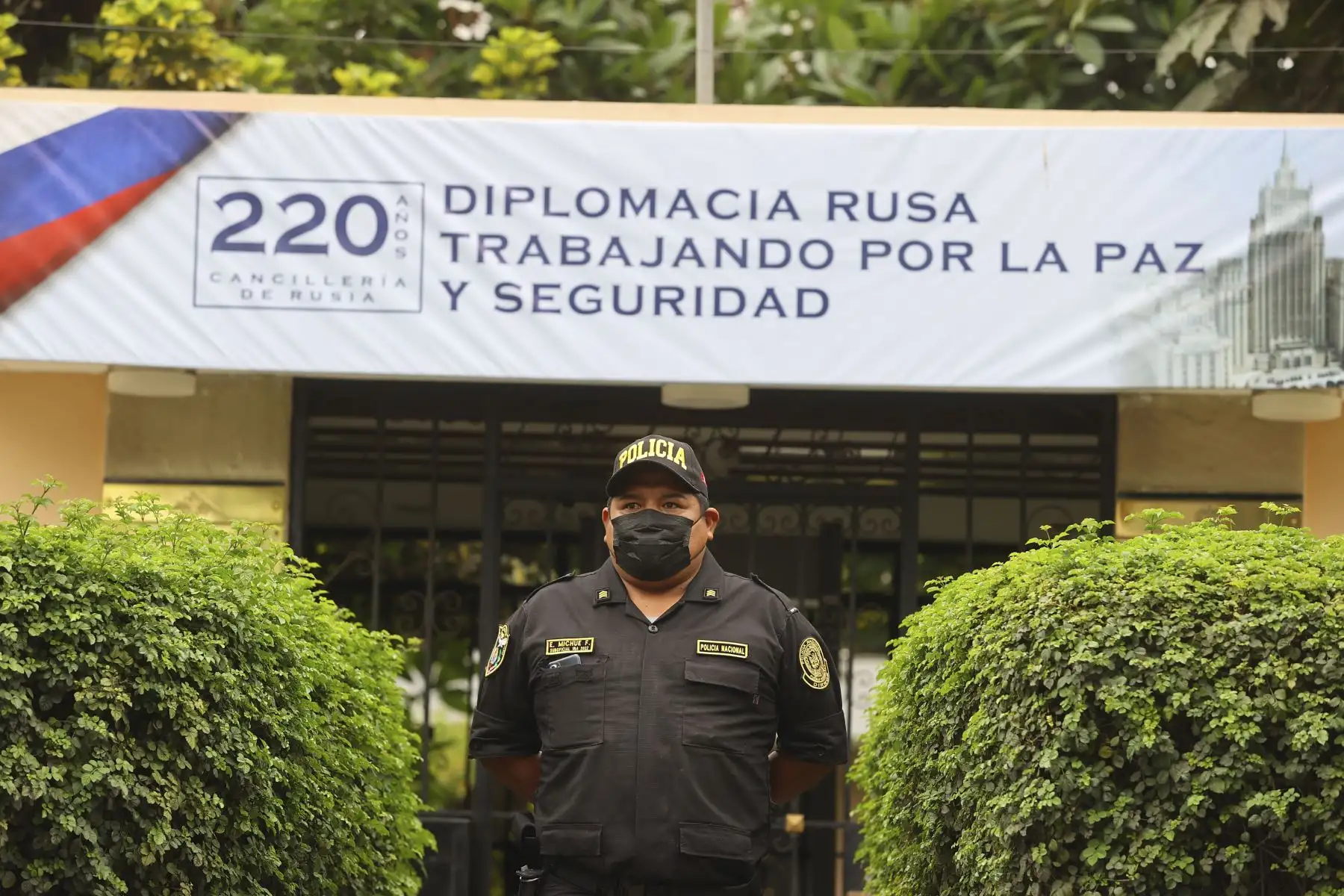 Un grupo de al menos 30 personas protestó esta tarde en los exteriores de la Embajada de Rusia en San Isidro, para mostrar su rechazo frente a la ofensiva militar de Rusia contra Ucrania. Foto: ANDINA/Andrés Valle