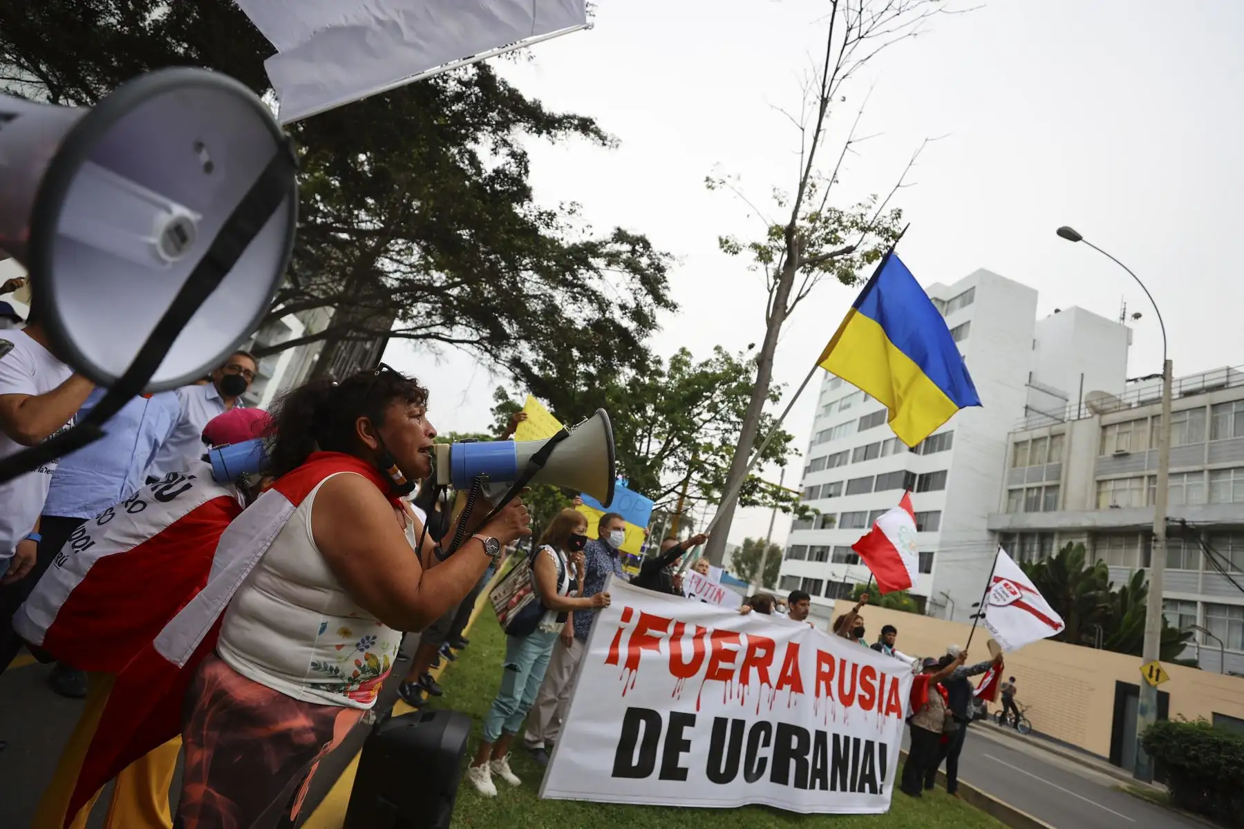Un grupo de al menos 30 personas protestó esta tarde en los exteriores de la Embajada de Rusia en San Isidro, para mostrar su rechazo frente a la ofensiva militar de Rusia contra Ucrania. Foto: ANDINA/Andrés Valle