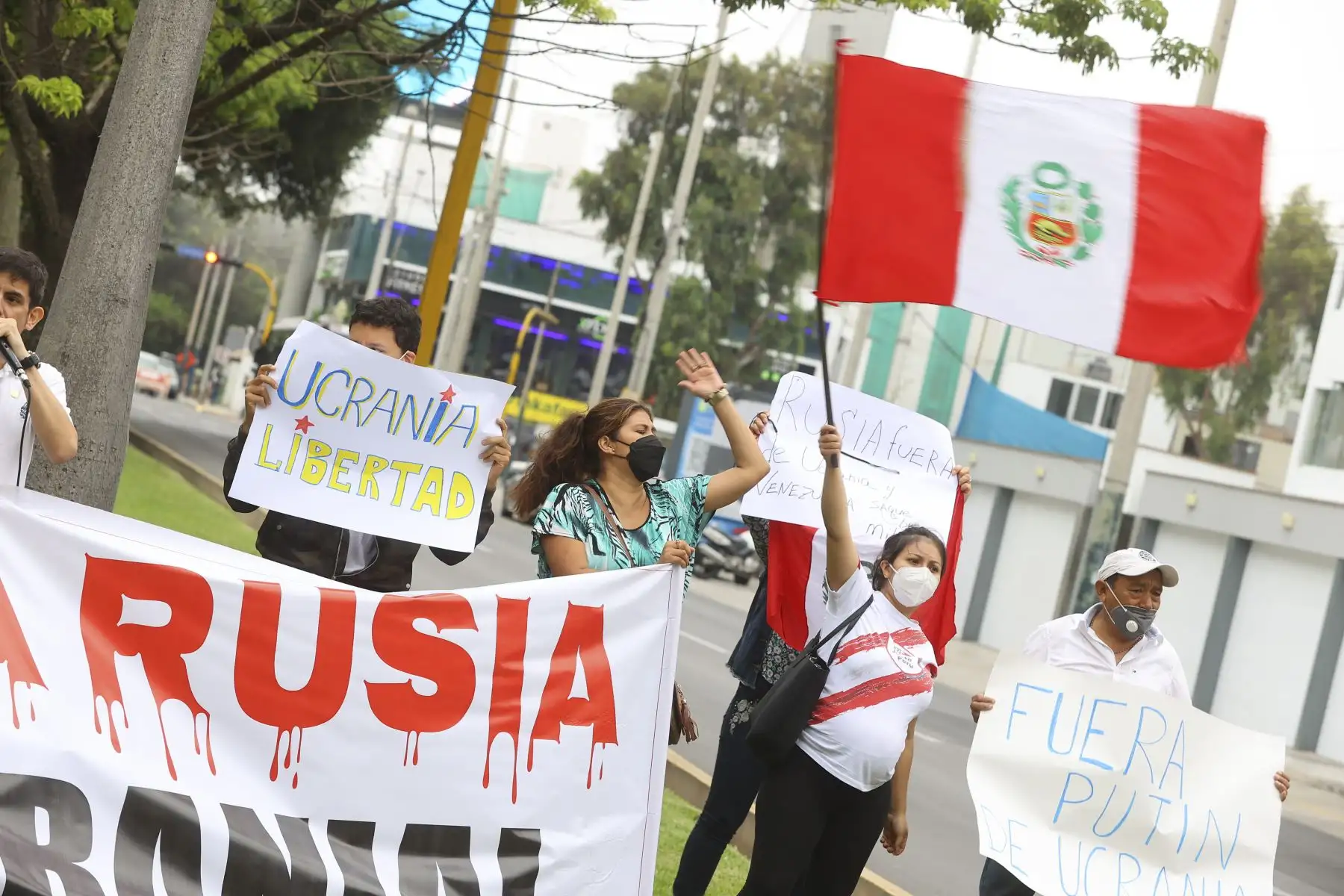 Un grupo de al menos 30 personas protestó esta tarde en los exteriores de la Embajada de Rusia en San Isidro, para mostrar su rechazo frente a la ofensiva militar de Rusia contra Ucrania. Foto: ANDINA/Andrés Valle