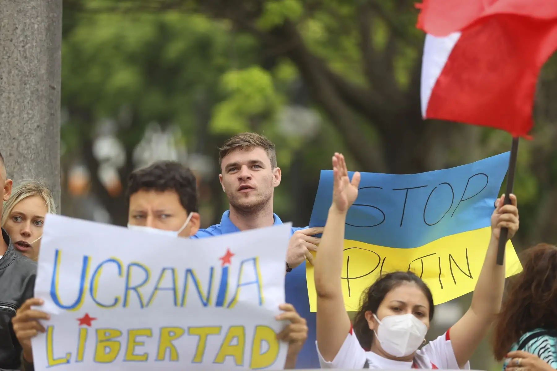 Un grupo de al menos 30 personas protestó esta tarde en los exteriores de la Embajada de Rusia en San Isidro, para mostrar su rechazo frente a la ofensiva militar de Rusia contra Ucrania. Foto: ANDINA/Andrés Valle