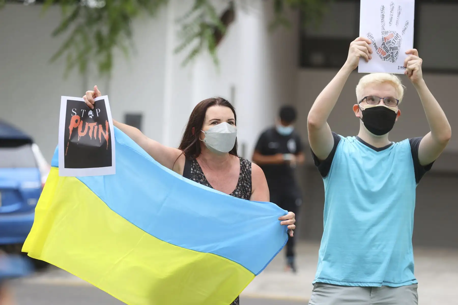 Un grupo de al menos 30 personas protestó esta tarde en los exteriores de la Embajada de Rusia en San Isidro, para mostrar su rechazo frente a la ofensiva militar de Rusia contra Ucrania. Foto: ANDINA/Andrés Valle