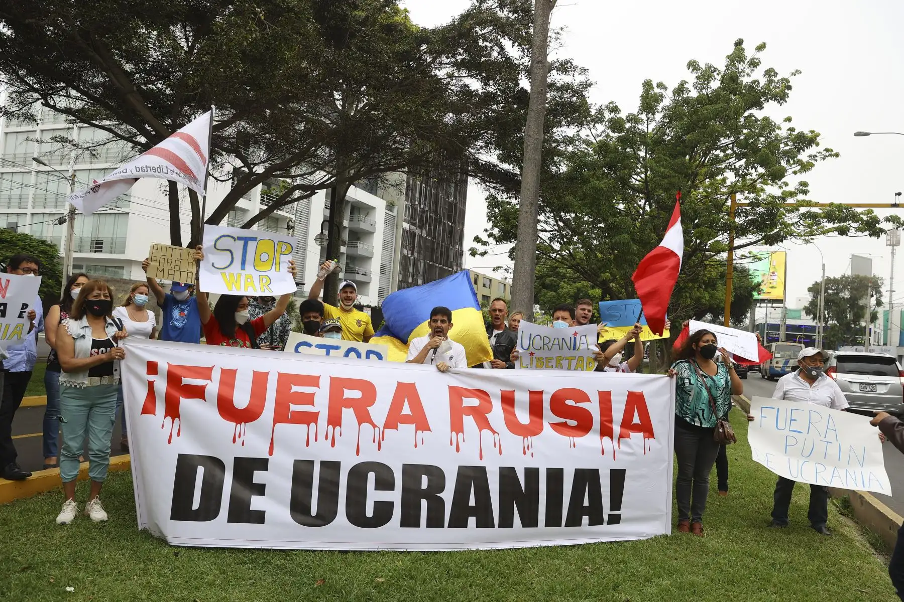 Un grupo de al menos 30 personas protestó esta tarde en los exteriores de la Embajada de Rusia en San Isidro, para mostrar su rechazo frente a la ofensiva militar de Rusia contra Ucrania. Foto: ANDINA/Andrés Valle