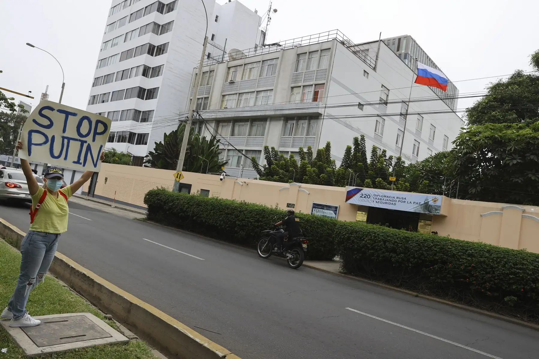 Un grupo de al menos 30 personas protestó esta tarde en los exteriores de la Embajada de Rusia en San Isidro, para mostrar su rechazo frente a la ofensiva militar de Rusia contra Ucrania. Foto: ANDINA/Andrés Valle