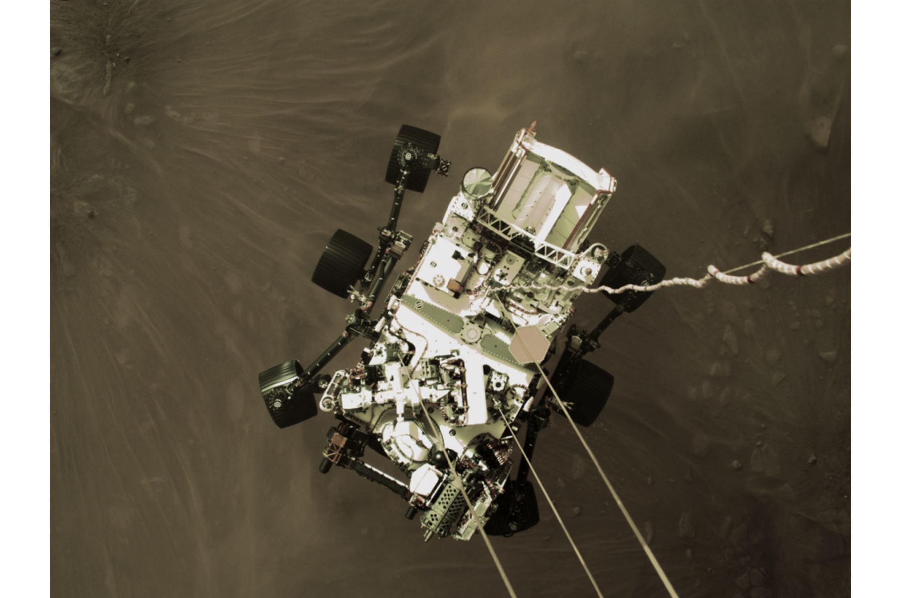 La etapa de descenso de Mars 2020 baja el rover Perseverance de la NASA al Planeta Rojo el 18 de febrero de 2021. La imagen es de un vídeo capturado por una cámara a bordo. Créditos: NASA/JPL Caltech.