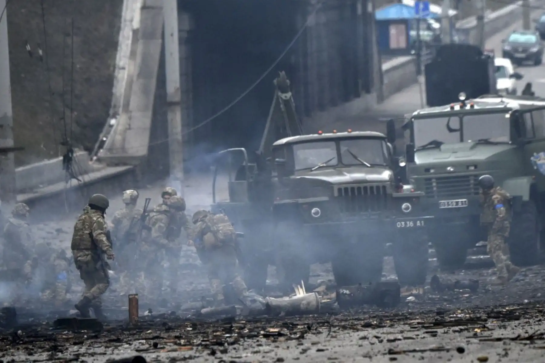 Miembros del servicio ucraniano recogen proyectiles sin explotar después de un enfrentamiento con un grupo de asalto ruso en la capital ucraniana de Kiev en la mañana del 26 de febrero de 2022. Foto: AFP
