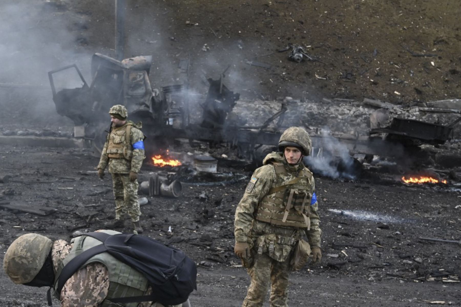 Miembros del servicio ucraniano buscan y recogen proyectiles sin explotar después de un combate con un grupo de asalto ruso en la capital ucraniana de Kiev. Foto: AFP