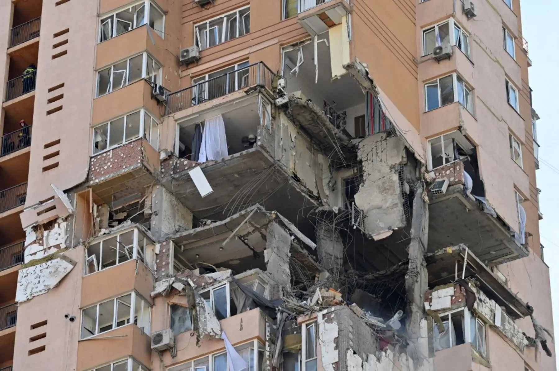 Un edificio de apartamentos de gran altura fue alcanzado por un bombardeo reciente en Kiev el 26 de febrero de 2022. Foto: AFP