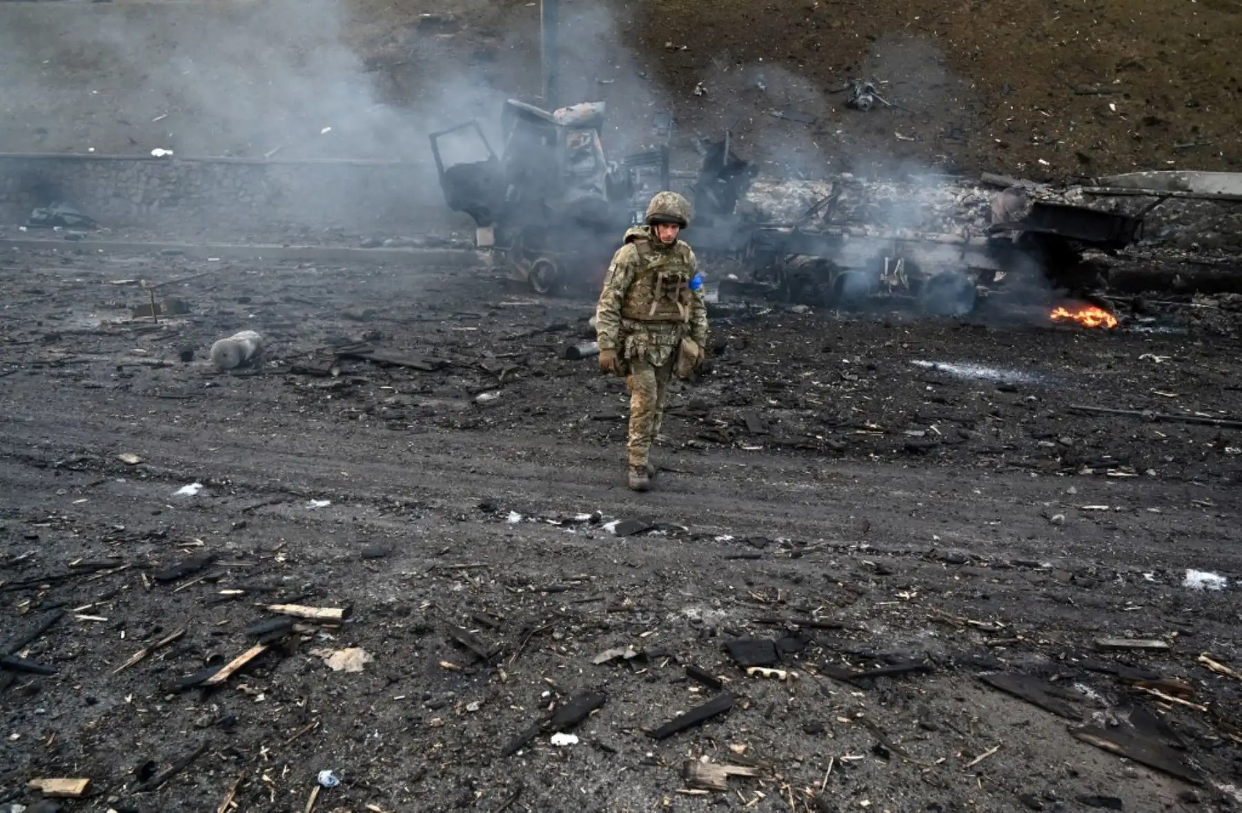 Los miembros del servicio ucraniano buscan y recogen proyectiles sin explotar después de un combate con un grupo de asalto ruso en la capital ucraniana de Kiev en la mañana del 26 de febrero de 2022, según el personal del servicio ucraniano en el lugar. Foto: AFP
