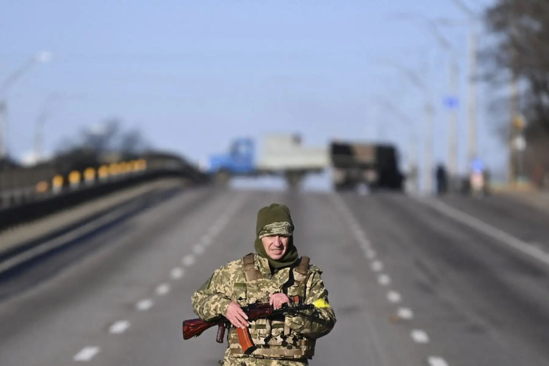 Un miembro del servicio ucraniano patrulla la carretera vacía en el lado oeste de la capital ucraniana de Kiev en la mañana del 26 de febrero de 2022. Foto: AFP