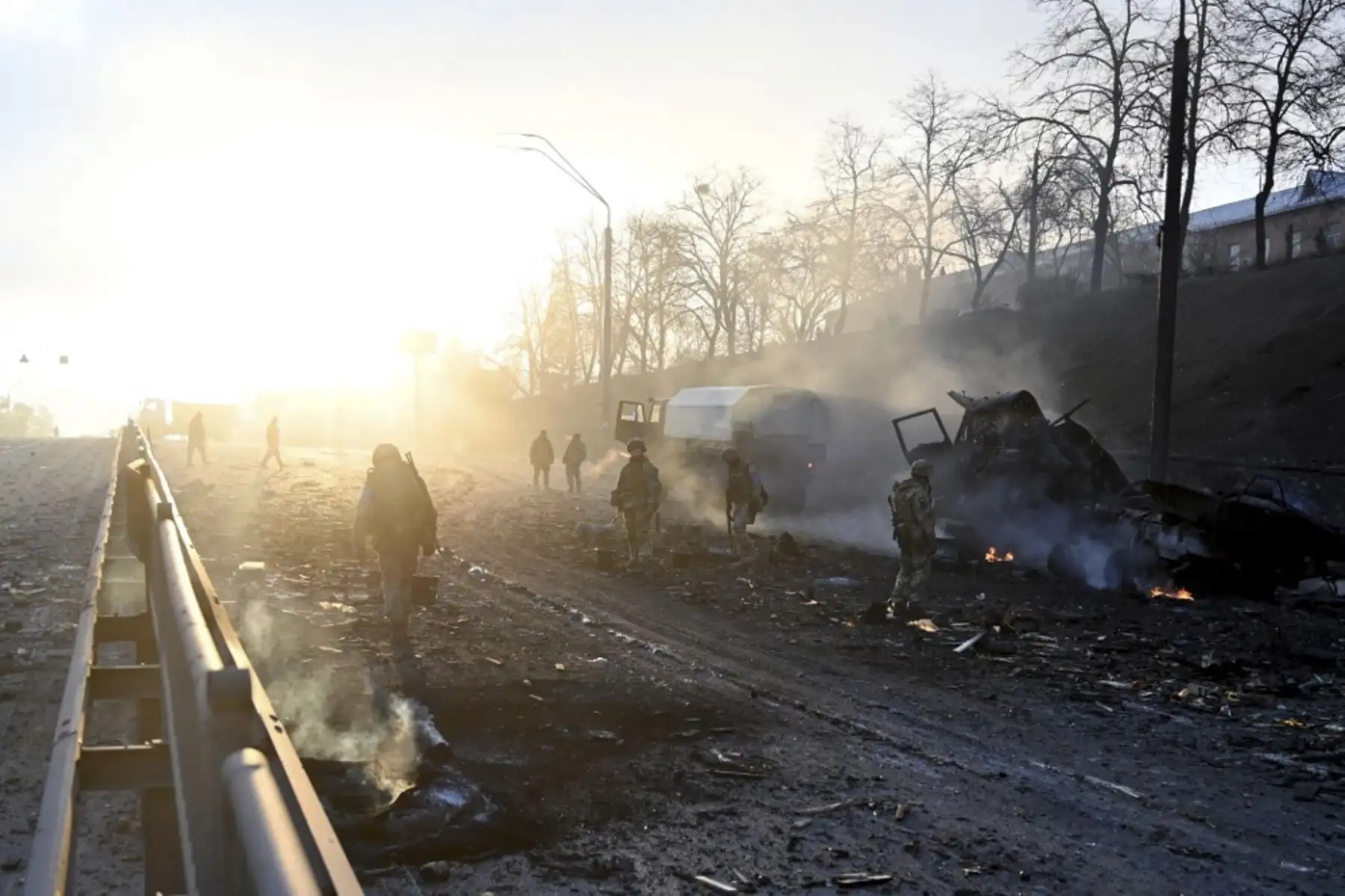 Miembros del servicio ucraniano buscan y recogen proyectiles sin explotar después de un combate con un grupo de asalto ruso en la capital ucraniana de Kiev en la mañana del 26 de febrero de 2022, según el personal del servicio ucraniano en el lugar. Foto: AFP