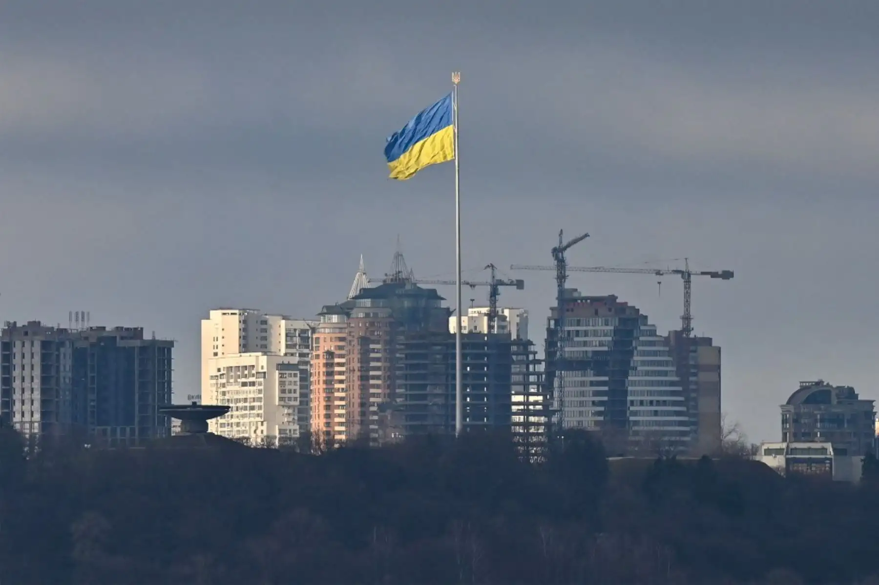 La bandera nacional más grande de Ucrania ondea en Kiev el 26 de febrero de 2022. Foto. AFP
