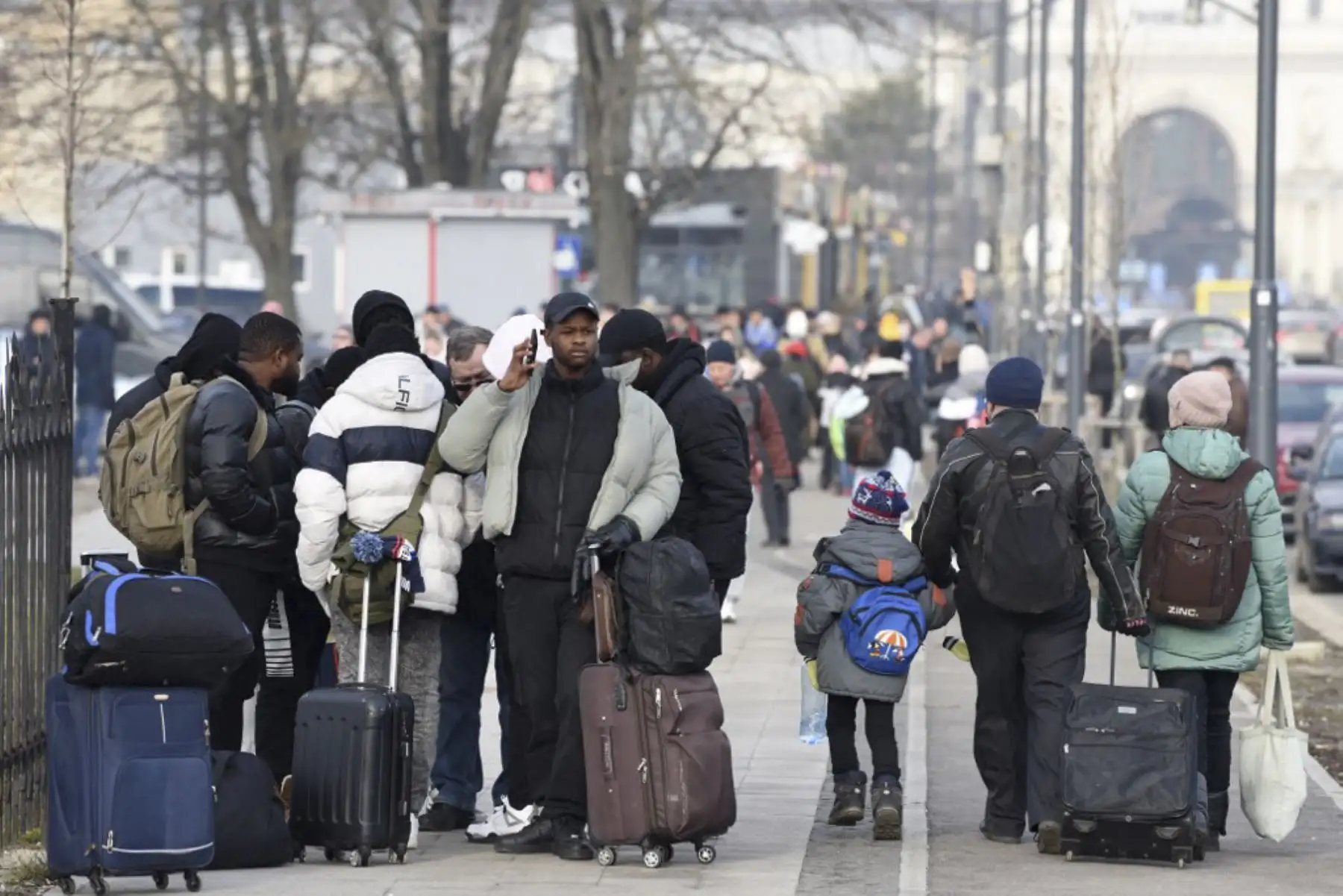 Evacuados del este de Ucrania se ven cerca de la estación de tren de la ciudad de Lviv, en el oeste de Ucrania, el 26 de febrero de 2022. Foto: AFP