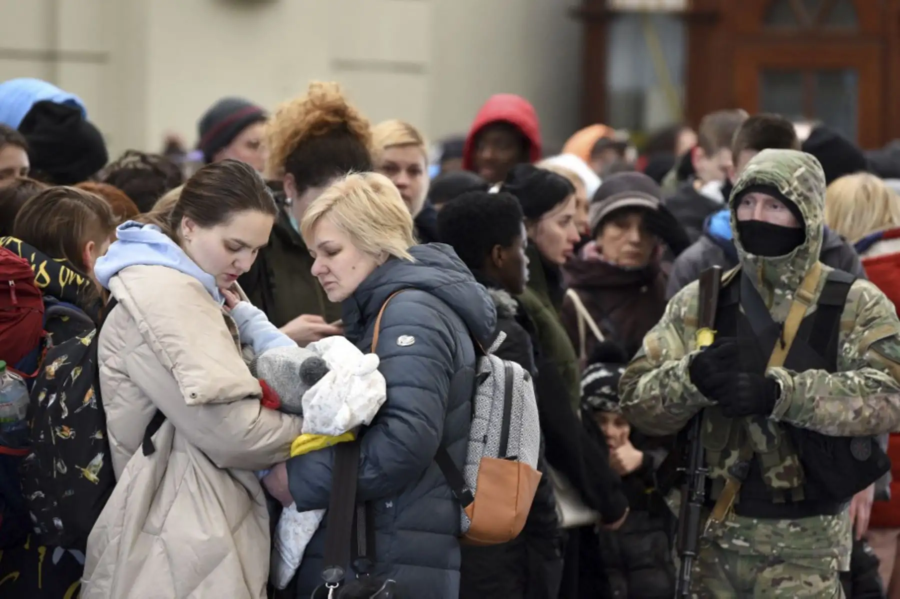 La gente espera un tren a Polonia en la estación de tren de la ciudad de Lviv, en el oeste de Ucrania, el 26 de febrero de 2022. Foto: AFP