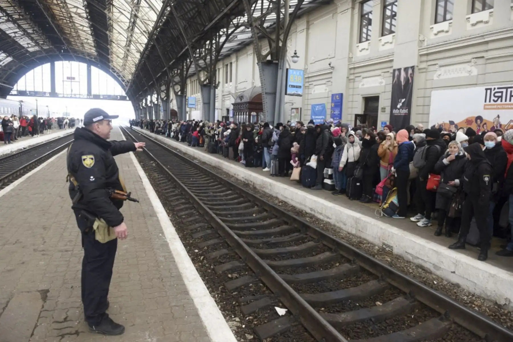 La gente espera un tren a Polonia en la estación de tren de la ciudad de Lviv, en el oeste de Ucrania, el 26 de febrero de 2022. Foto: AFP