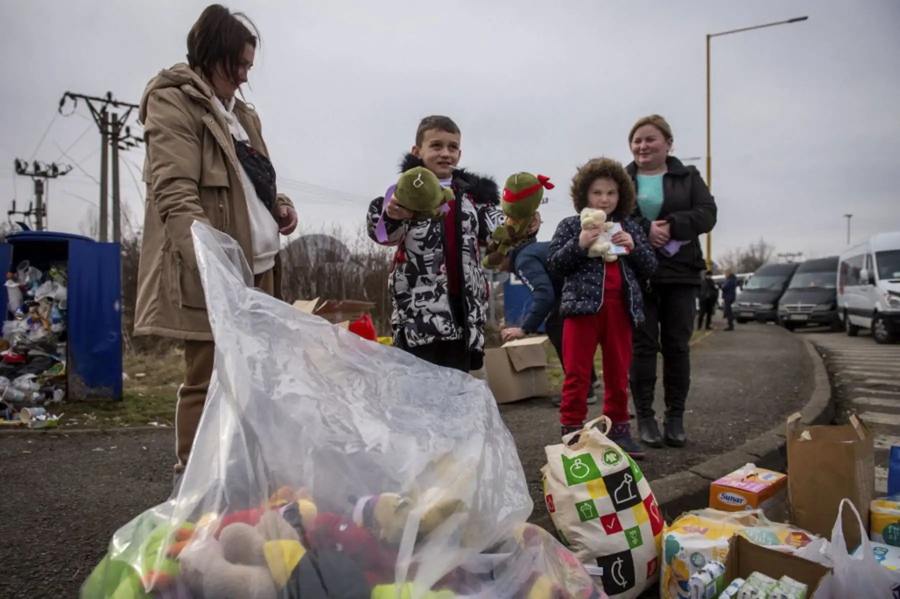 Niños ucranianos reciben juguetes gratis ofrecidos por voluntarios eslovacos después de que cruzaron la frontera en Vysne Nemecke, en el este de Eslovaquia, el 26 de febrero de 2022. Foto: AFP