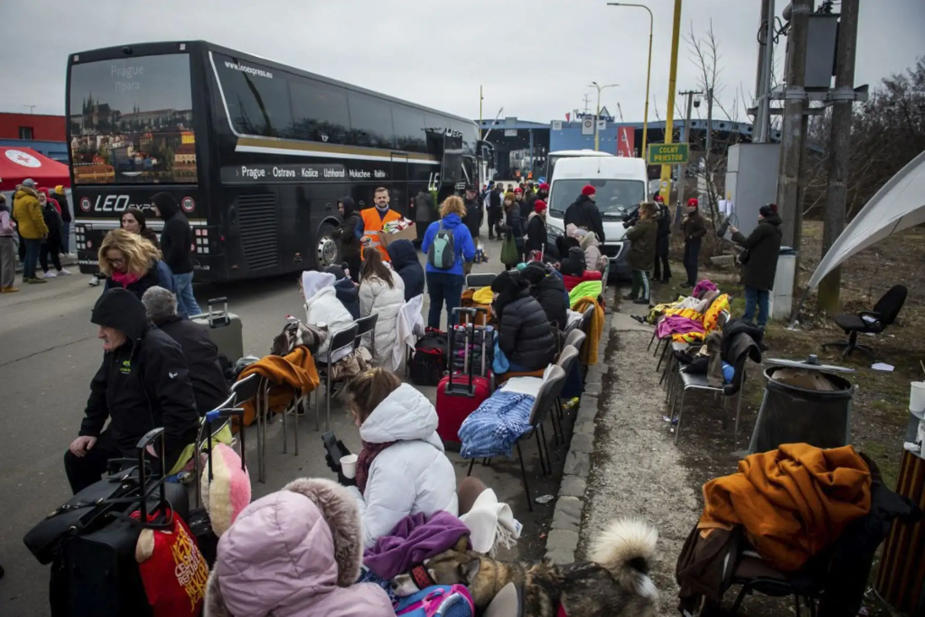 Refugiados ucranianos esperan para continuar su viaje después de cruzar la frontera en Vysne Nemecke, en el este de Eslovaquia, el 26 de febrero de 2022. Foto: AFP