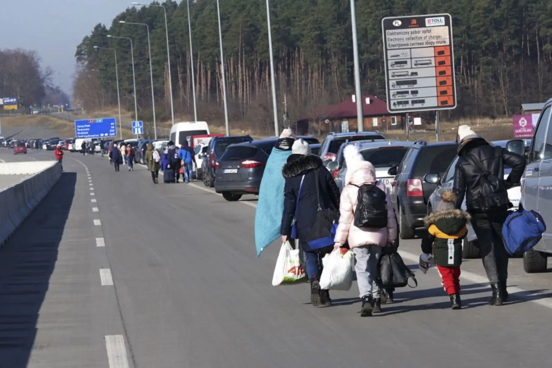 Mujeres y niños ucranianos cruzan la frontera de Ucrania a Polonia en el cruce fronterizo de Korczowa-Krakovets el 26 de febrero de 2022, luego de la invasión rusa de Ucrania. Foto: AFP