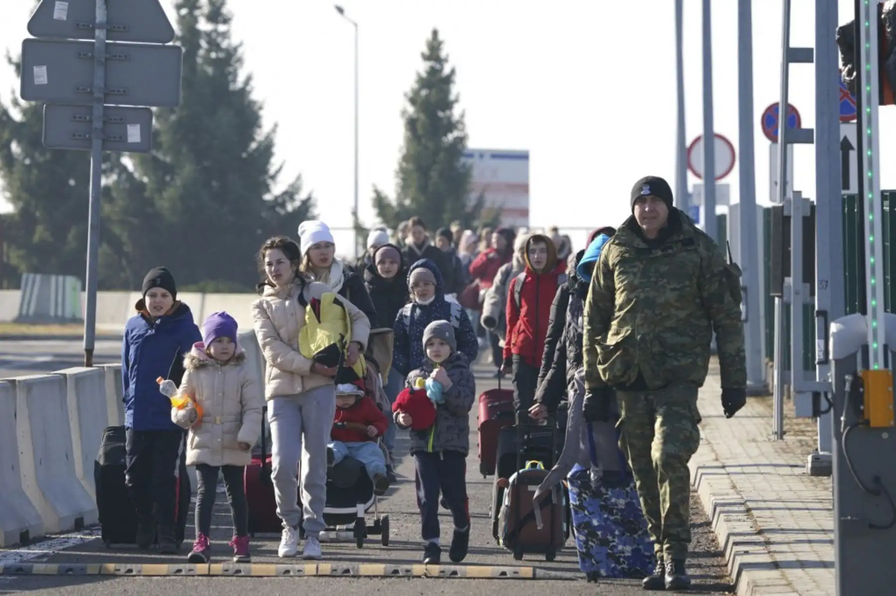 Mujeres y niños ucranianos cruzan la frontera de Ucrania a Polonia en el cruce fronterizo de Korczowa-Krakovets el 26 de febrero de 2022, luego de la invasión rusa de Ucrania. Foto: AFP