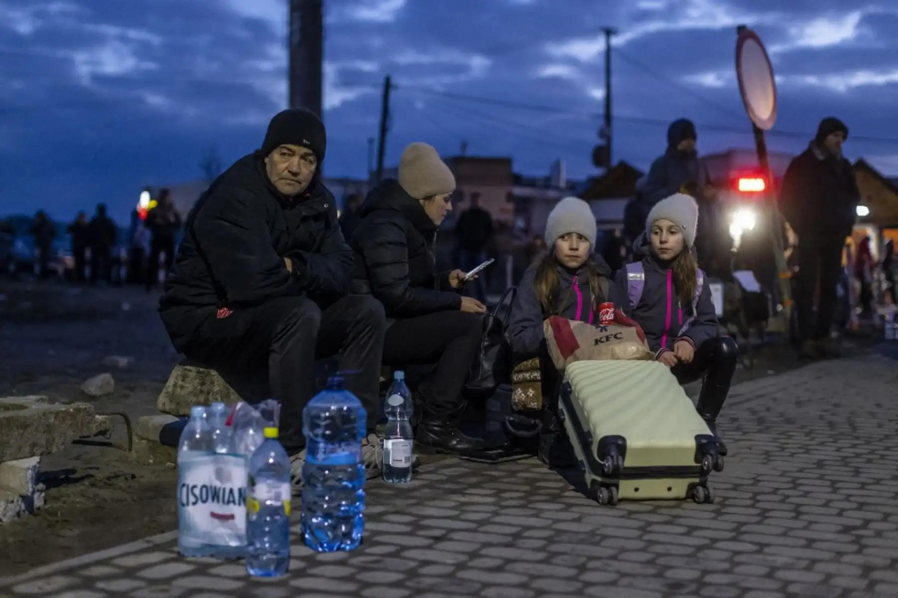 Se ve a ciudadanos ucranianos llegando al cruce fronterizo peatonal de Medyka en el este de Polonia el 25 de febrero de 2022, huyendo del conflicto en su país, un día después de que Rusia lanzara un ataque militar contra su vecina Ucrania. Foto: AFP