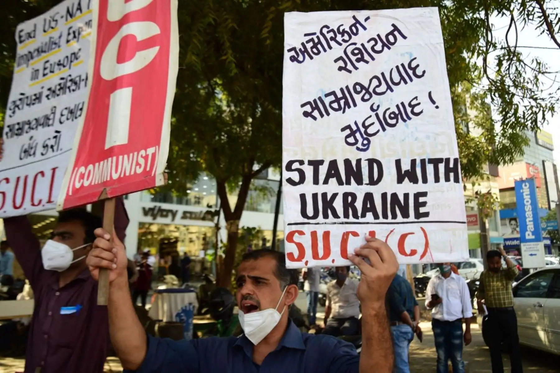 Activistas del Centro de Unidad Socialista de India (Comunista) o SUCI protestan contra la invasión rusa de Ucrania en Ahmedabad el 26 de febrero de 2022. Foto: AFP