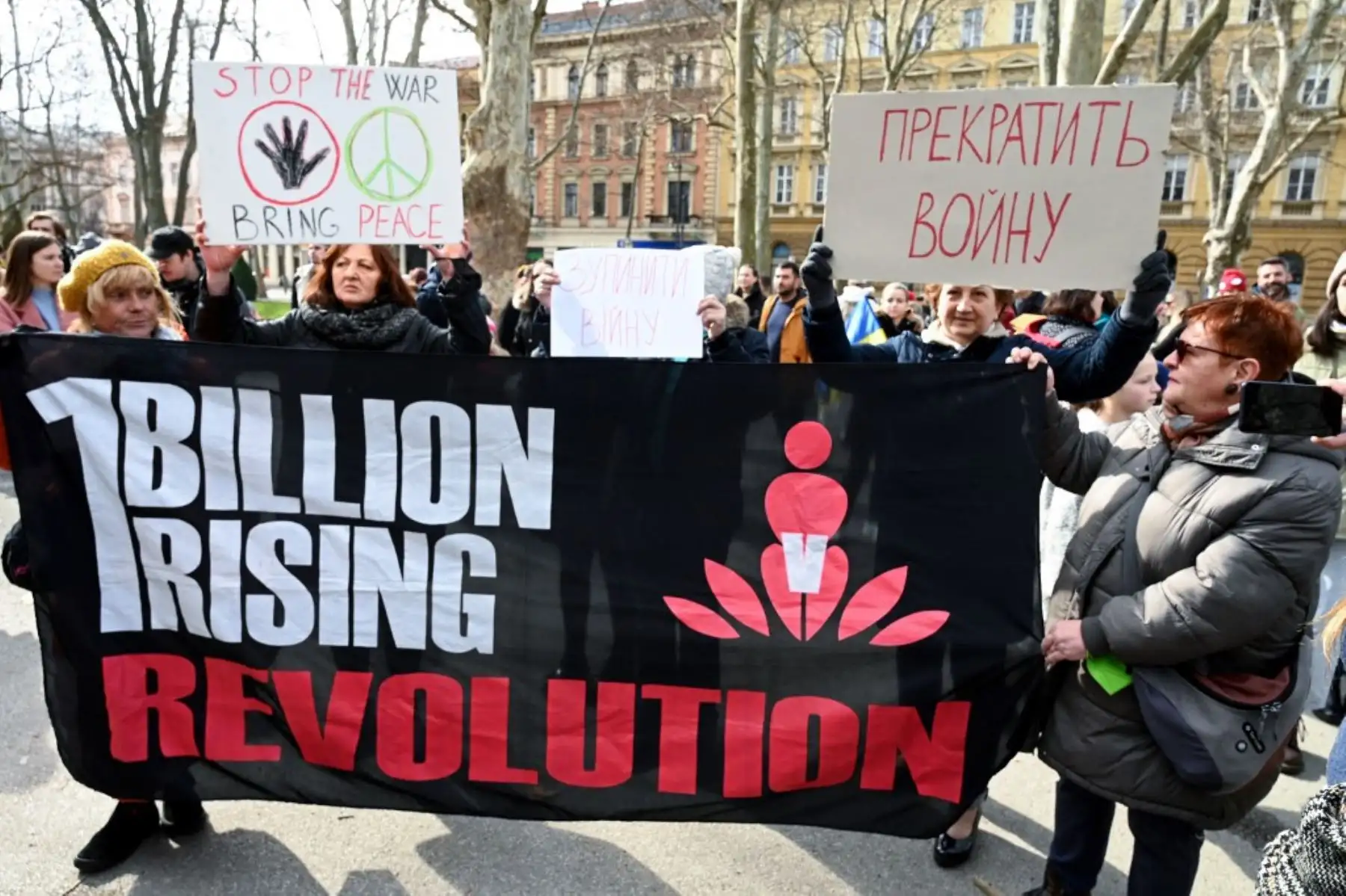 Los manifestantes sostienen pancartas y una pancarta durante una manifestación contra la invasión rusa de Ucrania en Zagreb, el 26 de febrero de 2022. Foto: AFP