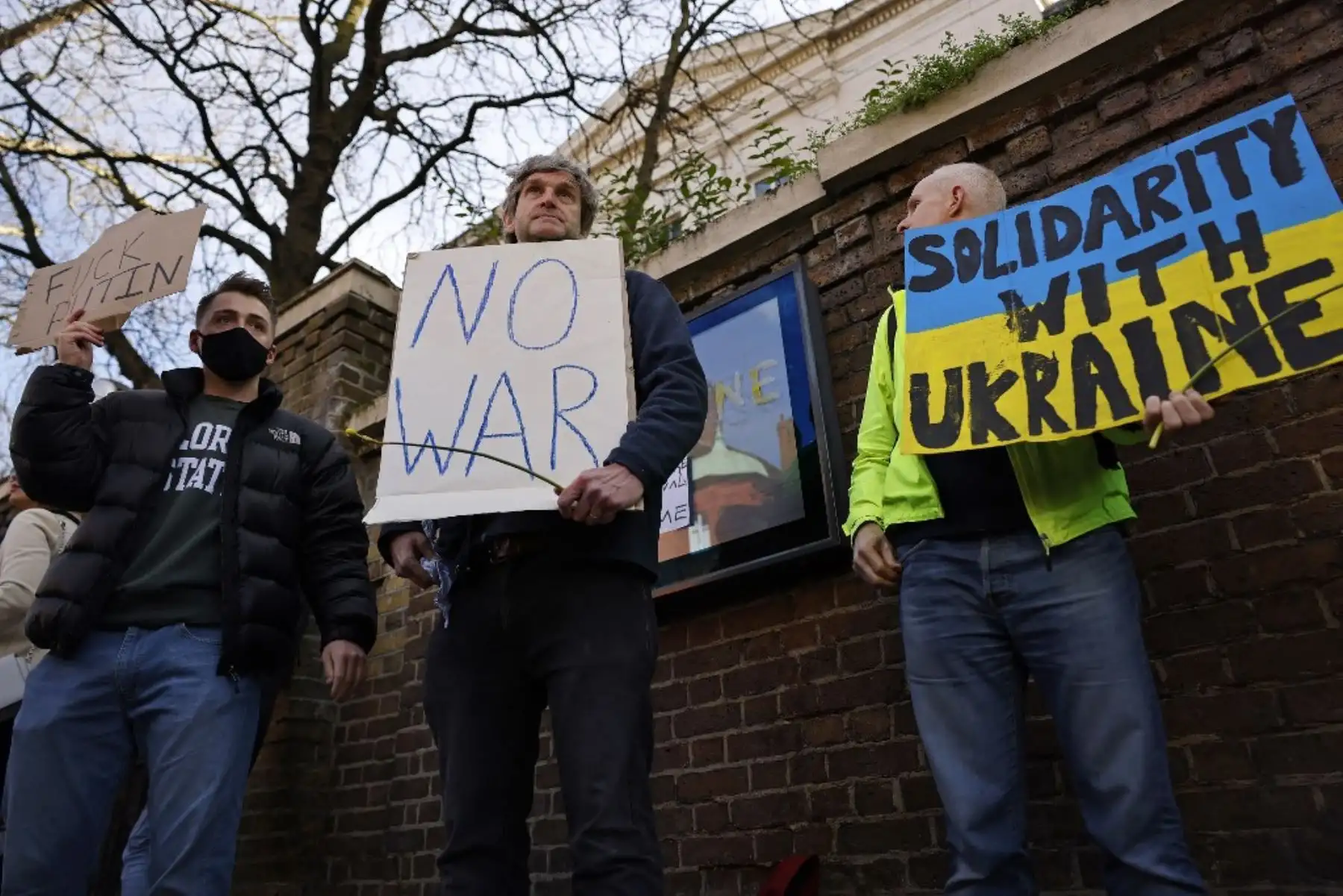Los manifestantes sostienen pancartas en una manifestación de protesta frente a la embajada rusa en Londres, el 26 de febrero de 2022, luego de la invasión rusa de Ucrania. Foto: AFP
