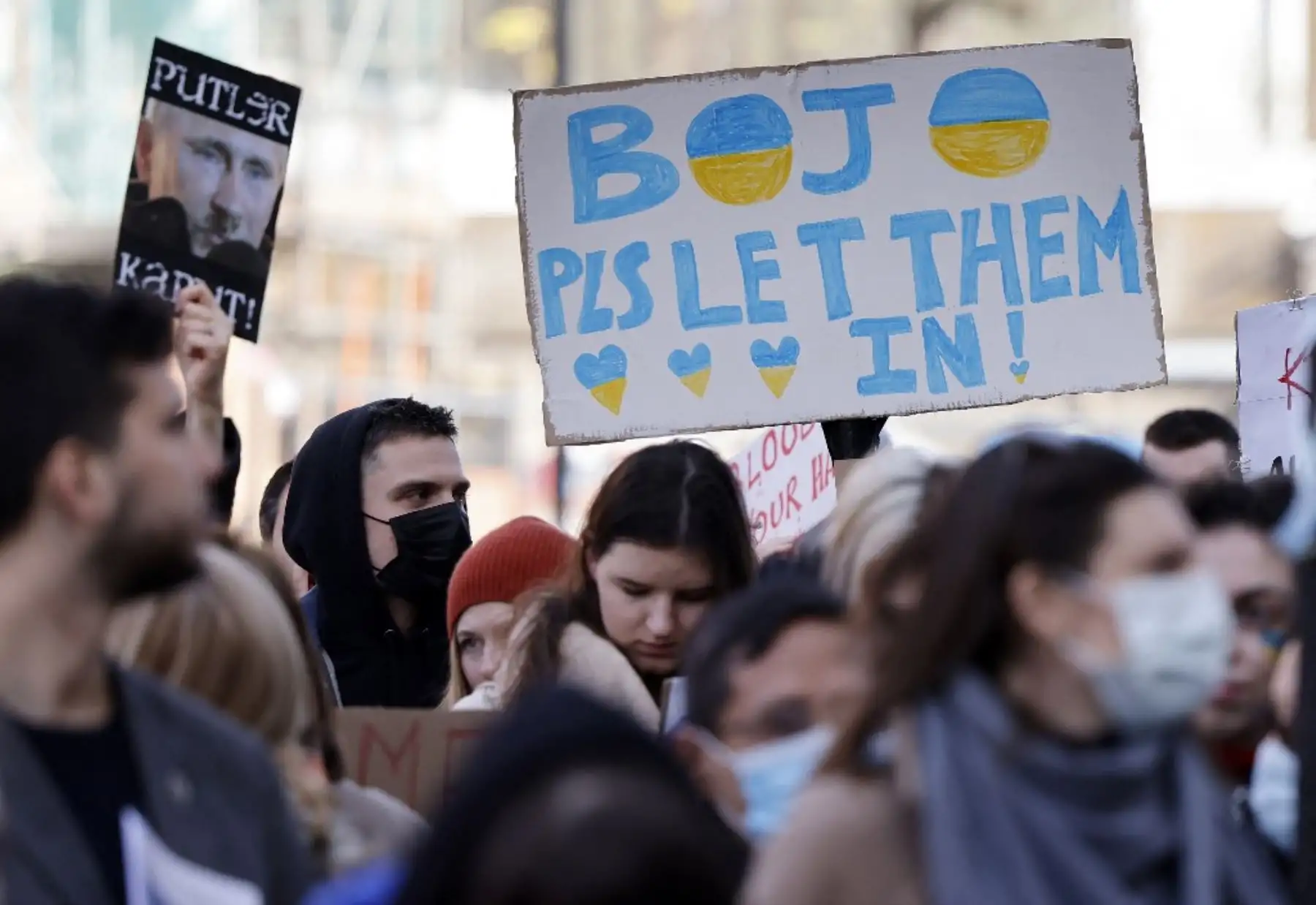 Manifestantes sostienen pancartas como protesta frente a la embajada rusa en Londres, el 26 de febrero de 2022, luego de la invasión rusa de Ucrania. Foto: AFP