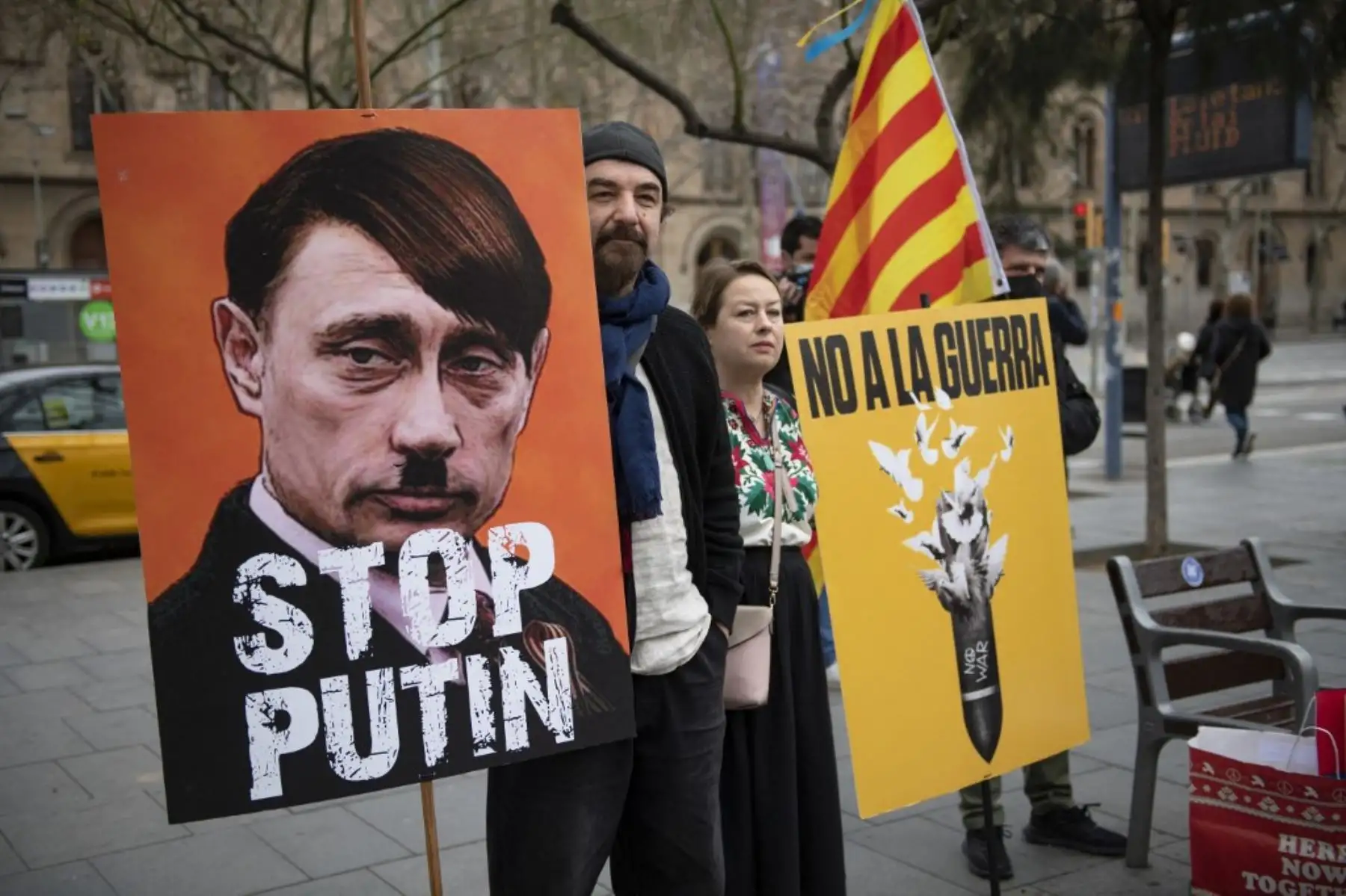Un manifestante sostiene un cartel que representa al presidente ruso como Adolf Hitler y dice "Stop Putin" durante una protesta contra la operación militar de Rusia en Ucrania, en Barcelona el 26 de febrero de 2022. Foto: AFP