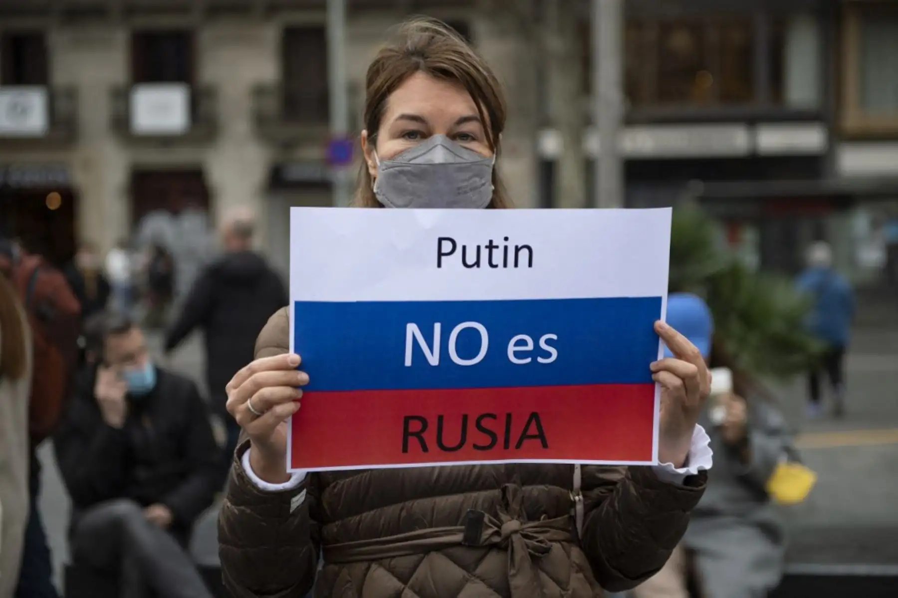 Un manifestante sostiene un cartel con la bandera rusa que dice "Putin no es Rusia" durante una protesta contra la operación militar de Rusia en Ucrania, en Barcelona el 26 de febrero de 2022. Foto: AFP