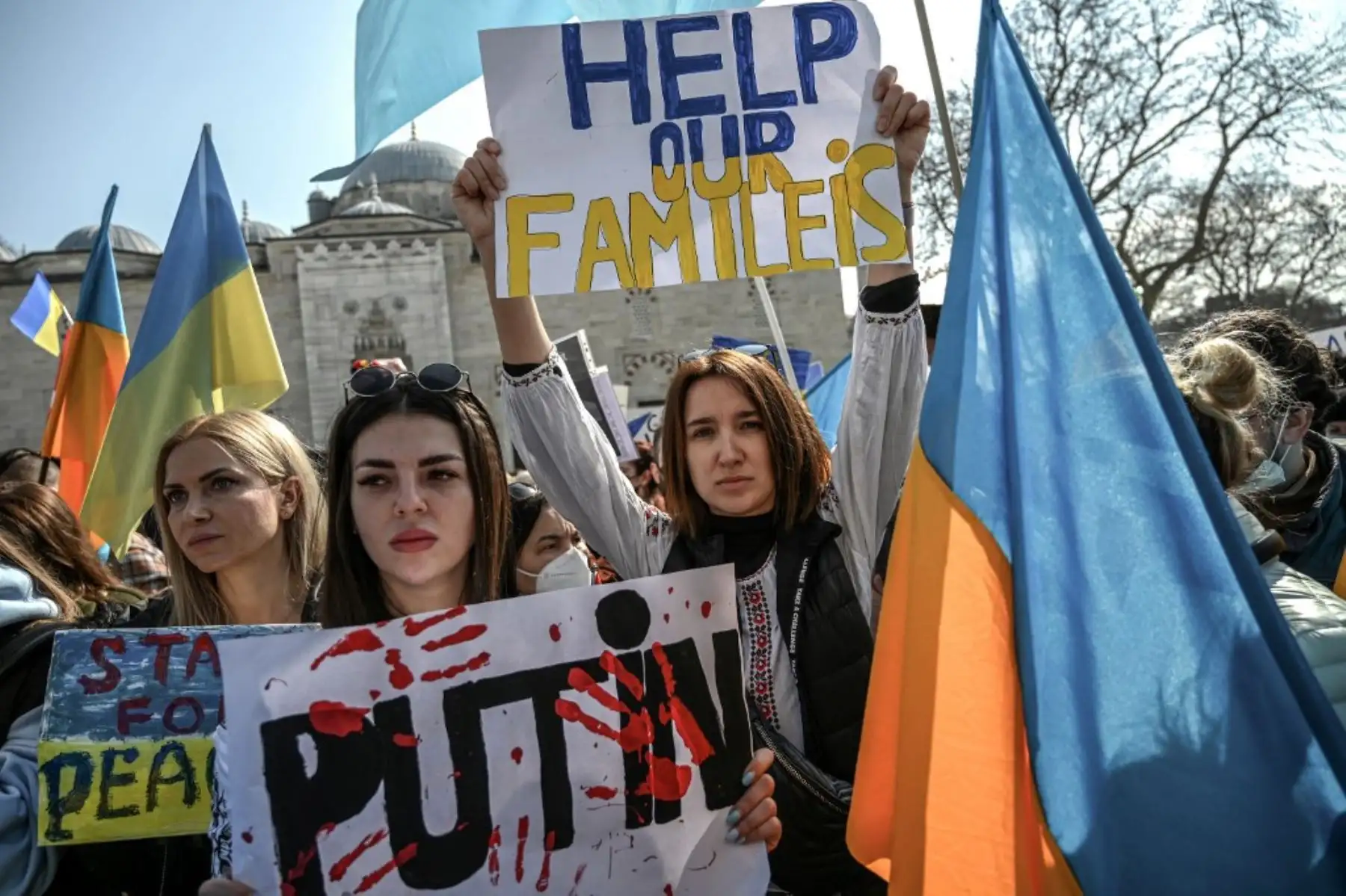 Residentes ucranianos de la isla mediterránea de Chipre se manifiestan contra el ataque ruso contra Ucrania, frente al palacio presidencial en la capital Nicosia, el 26 de febrero de 2022. Foto: AFP