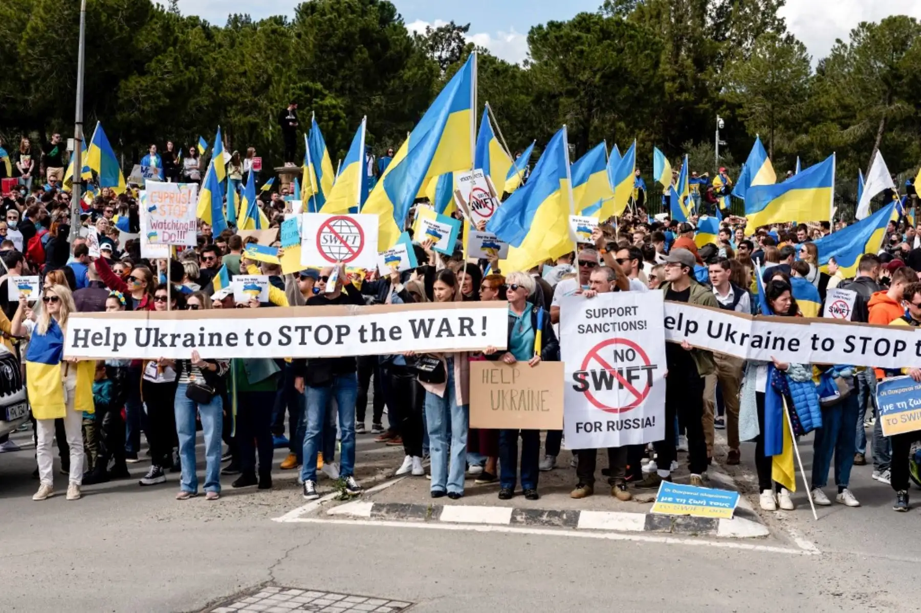 Residentes ucranianos de la isla mediterránea de Chipre se manifiestan contra el ataque ruso contra Ucrania, frente al palacio presidencial en la capital Nicosia, el 26 de febrero de 2022. Foto: AFP