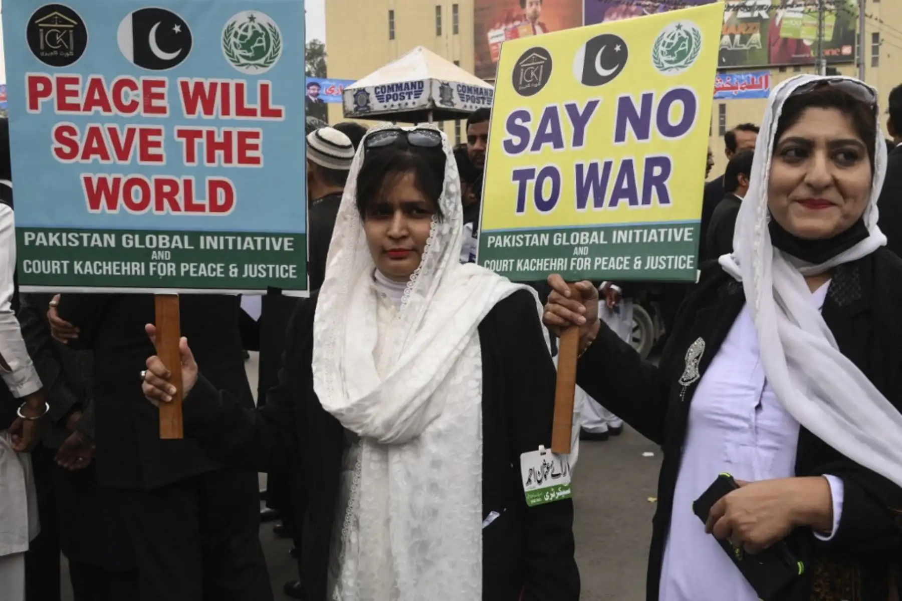 Un grupo de abogadas sostienen pancartas durante las protestas contra la guerra y la invasión rusa de Ucrania en Lahore el 26 de febrero de 2022. Foto: AFP