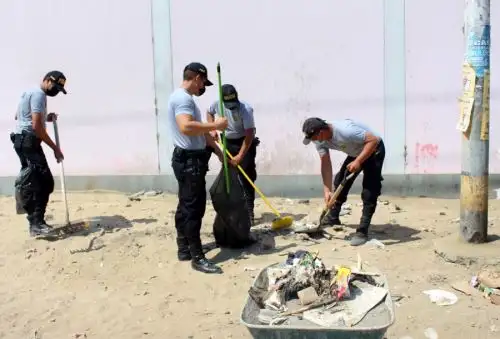 Diversas dependencias de la División Policial de Chimbote, en la región Áncash, participaron en una jornada de limpieza en los alrededores de las instituciones educativas de diversas localidades, antes del próximo reinicio de clases presenciales y semipresenciales.