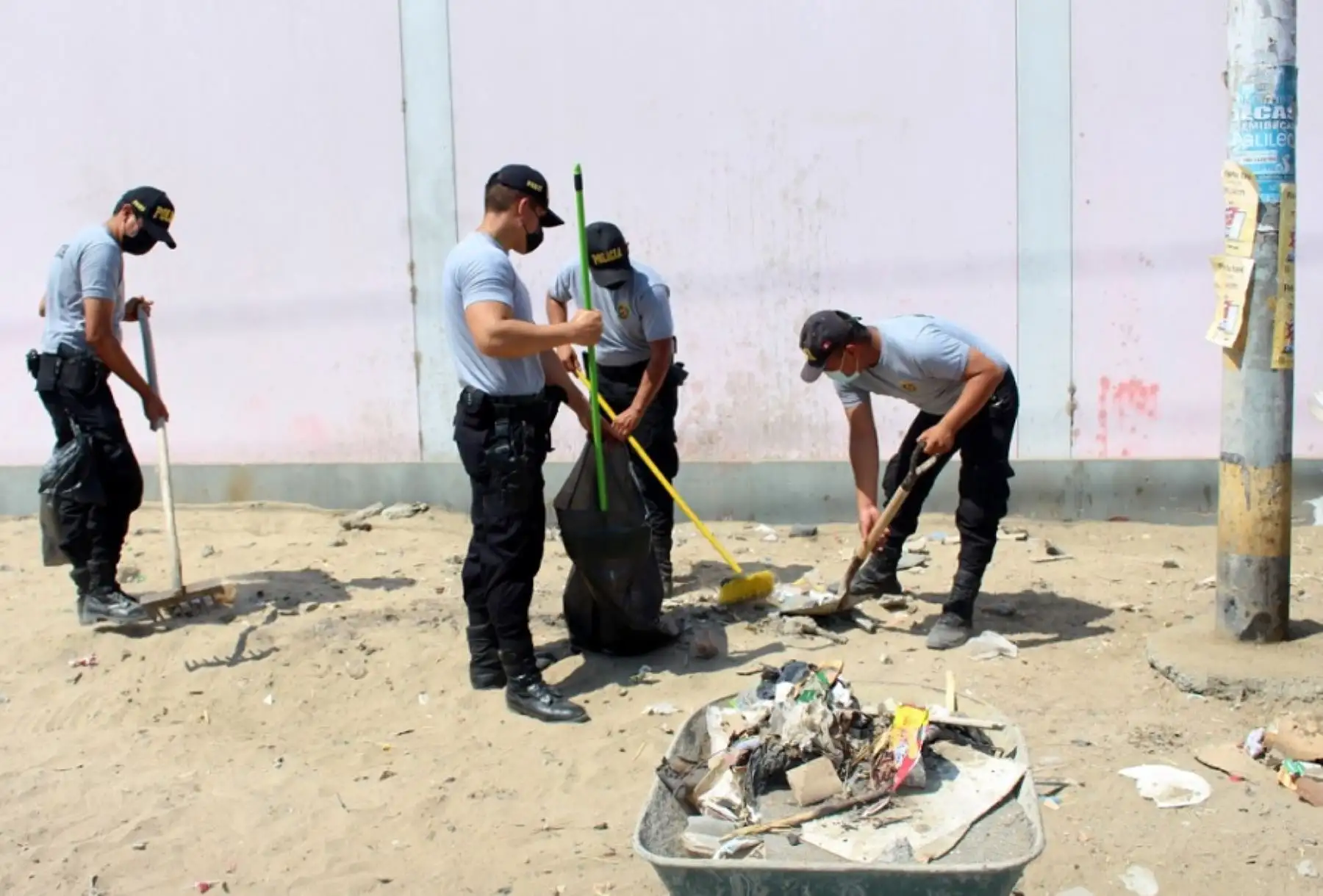 Diversas dependencias de la División Policial de Chimbote, en la región Áncash, participaron en una jornada de limpieza en los alrededores de las instituciones educativas de diversas localidades, antes del próximo reinicio de clases presenciales y semipresenciales.