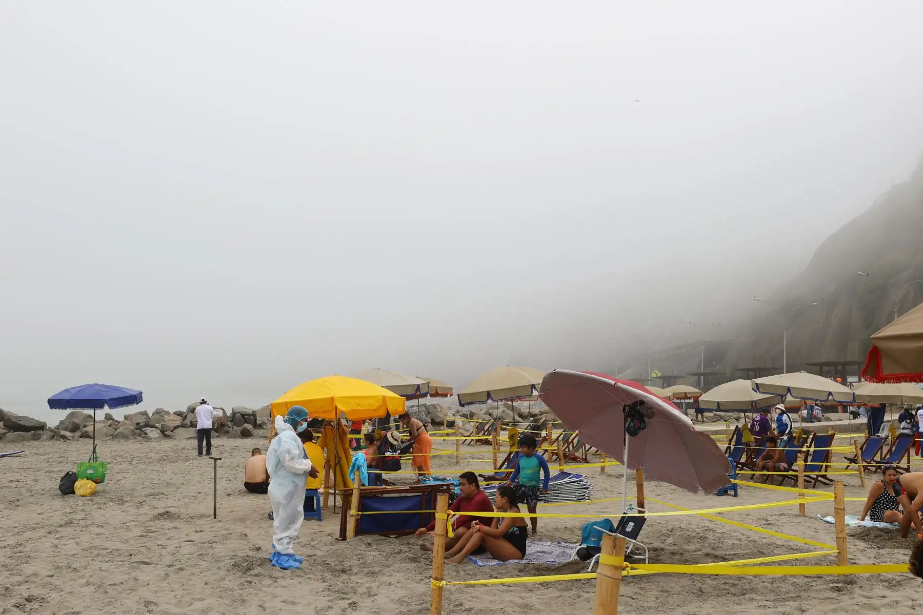 Este fin de semana continúa la campaña de despistaje contra la covid-19 ‘EsSalud sin olas’ del Seguro Social de Salud en las playas Los Yuyos de Barranco y Agua Dulce de Chorrillos. Foto: ANDINA/Andrés Valle