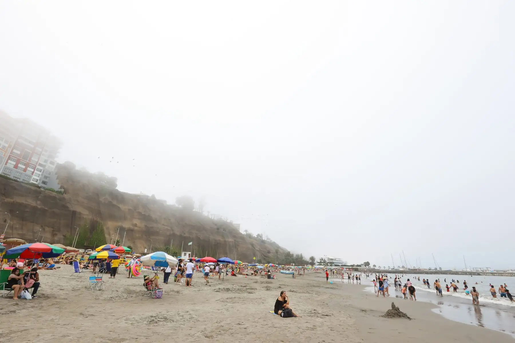 Este fin de semana continúa la campaña de despistaje contra la covid-19 ‘EsSalud sin olas’ del Seguro Social de Salud en las playas Los Yuyos de Barranco y Agua Dulce de Chorrillos. Foto: ANDINA/Andrés Valle