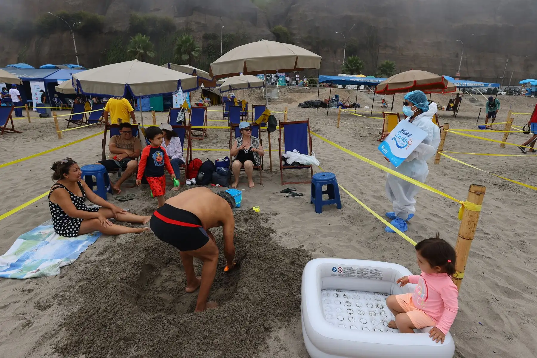 Este fin de semana continúa la campaña de despistaje contra la covid-19 ‘EsSalud sin olas’ del Seguro Social de Salud en las playas Los Yuyos de Barranco y Agua Dulce de Chorrillos. Foto: ANDINA/Andrés Valle