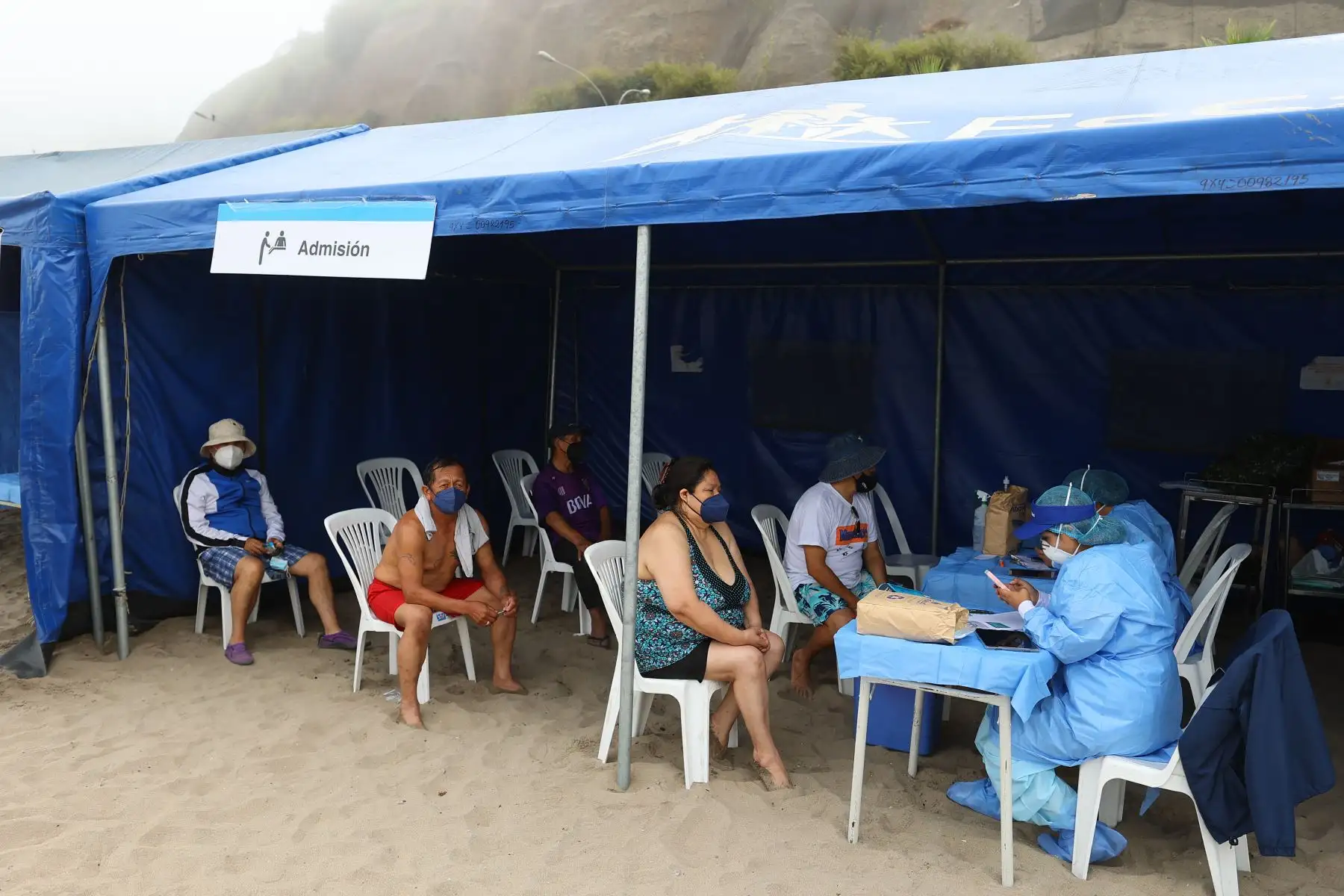 Desde las 10:00 a.m. y se dispuso dos mil pruebas de detección contra el coronavirus distribuidas mil para el sábado y mil para el domingo de manera gratuita tanto para asegurados como no asegurados que presenten síntomas en los diferentes puntos de la capital. Foto: ANDINA/Andrés Valle