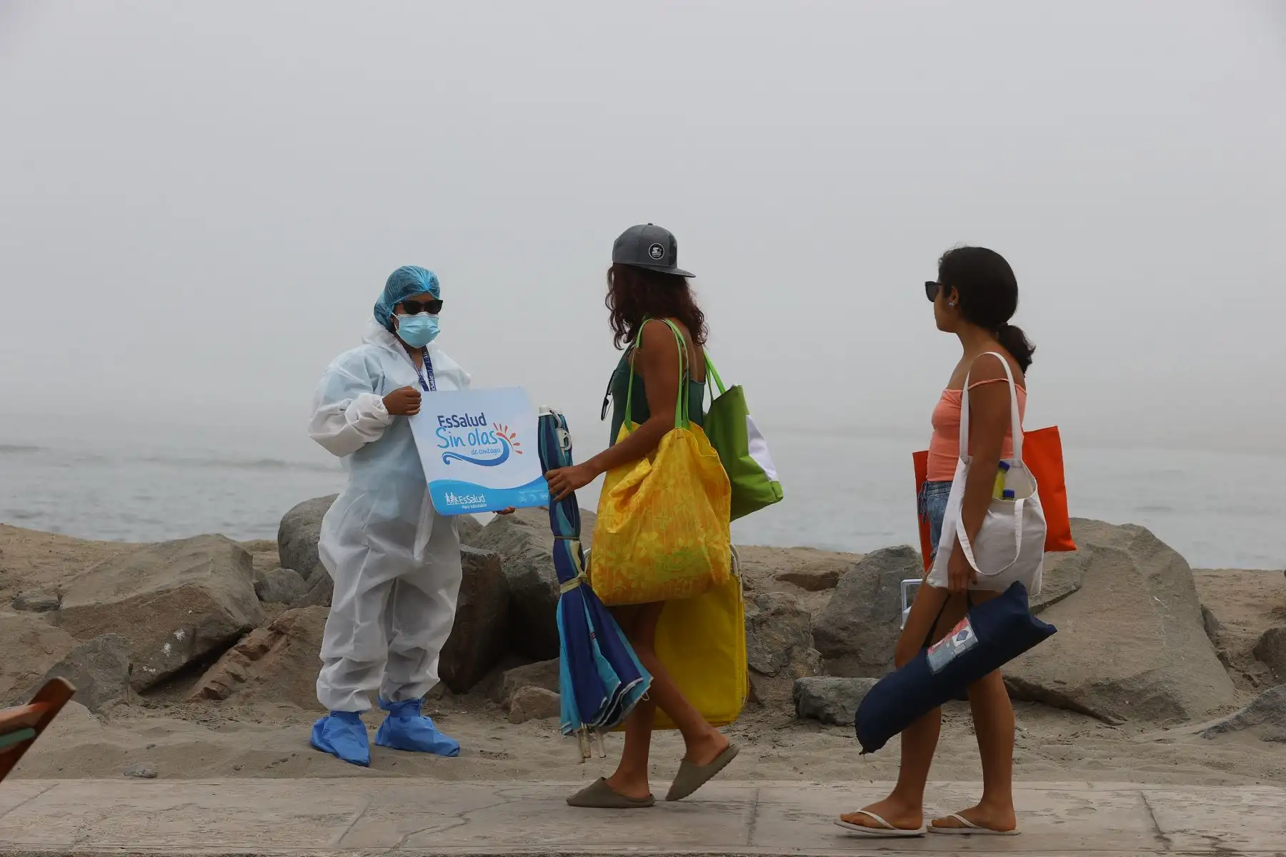 La campaña ‘EsSalud sin olas’ continuará los próximos fines de semana hasta llegar a las playas del norte y sur chico de la capital, así como a otros puntos donde se registren mayor cantidad de asistentes para seguir luchando contra esta enfermedad. Foto: ANDINA/Andrés Valle