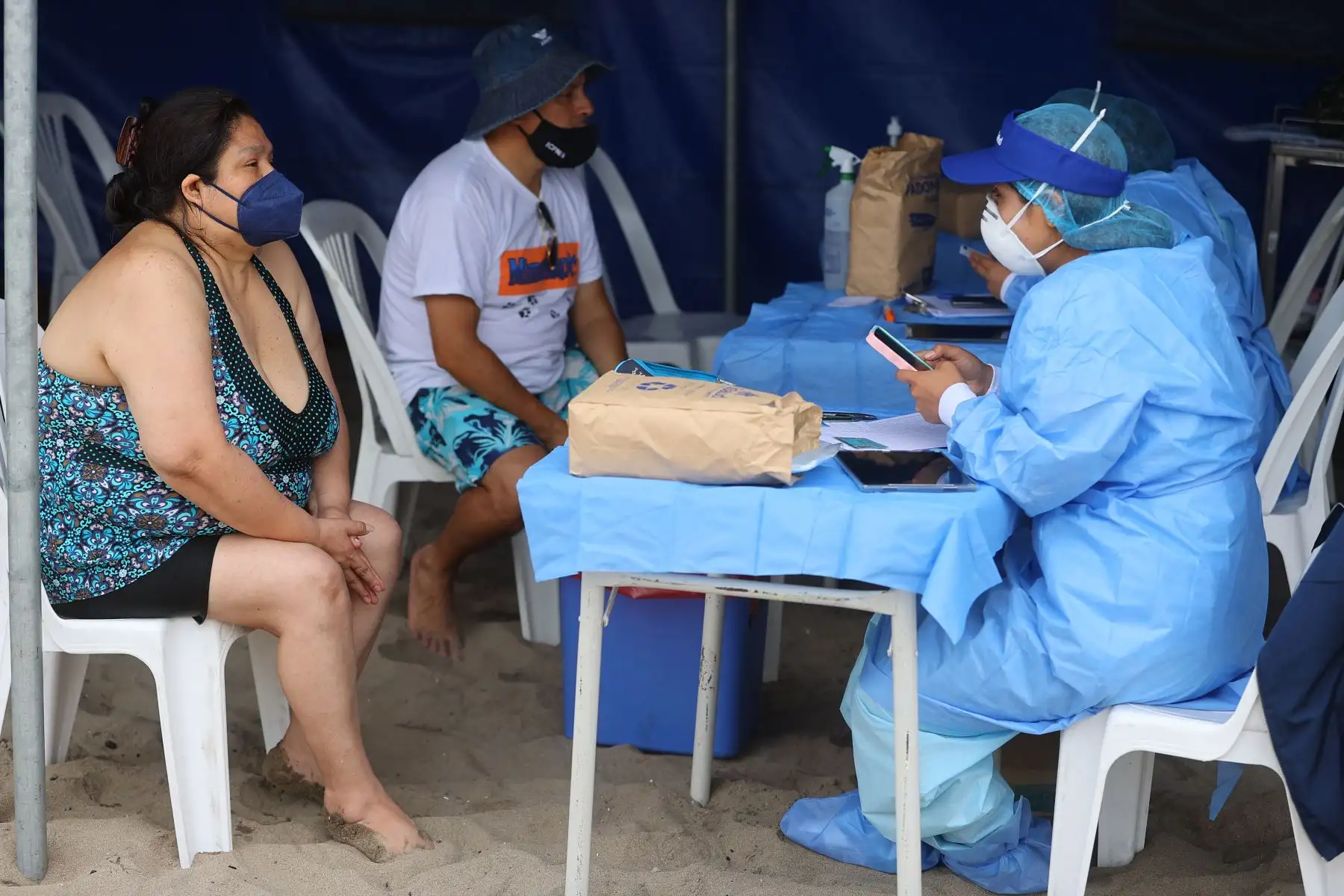 Este fin de semana continúa la campaña de despistaje contra la covid-19 ‘EsSalud sin olas’ del Seguro Social de Salud en las playas Los Yuyos de Barranco y Agua Dulce de Chorrillos. Foto: ANDINA/Andrés Valle