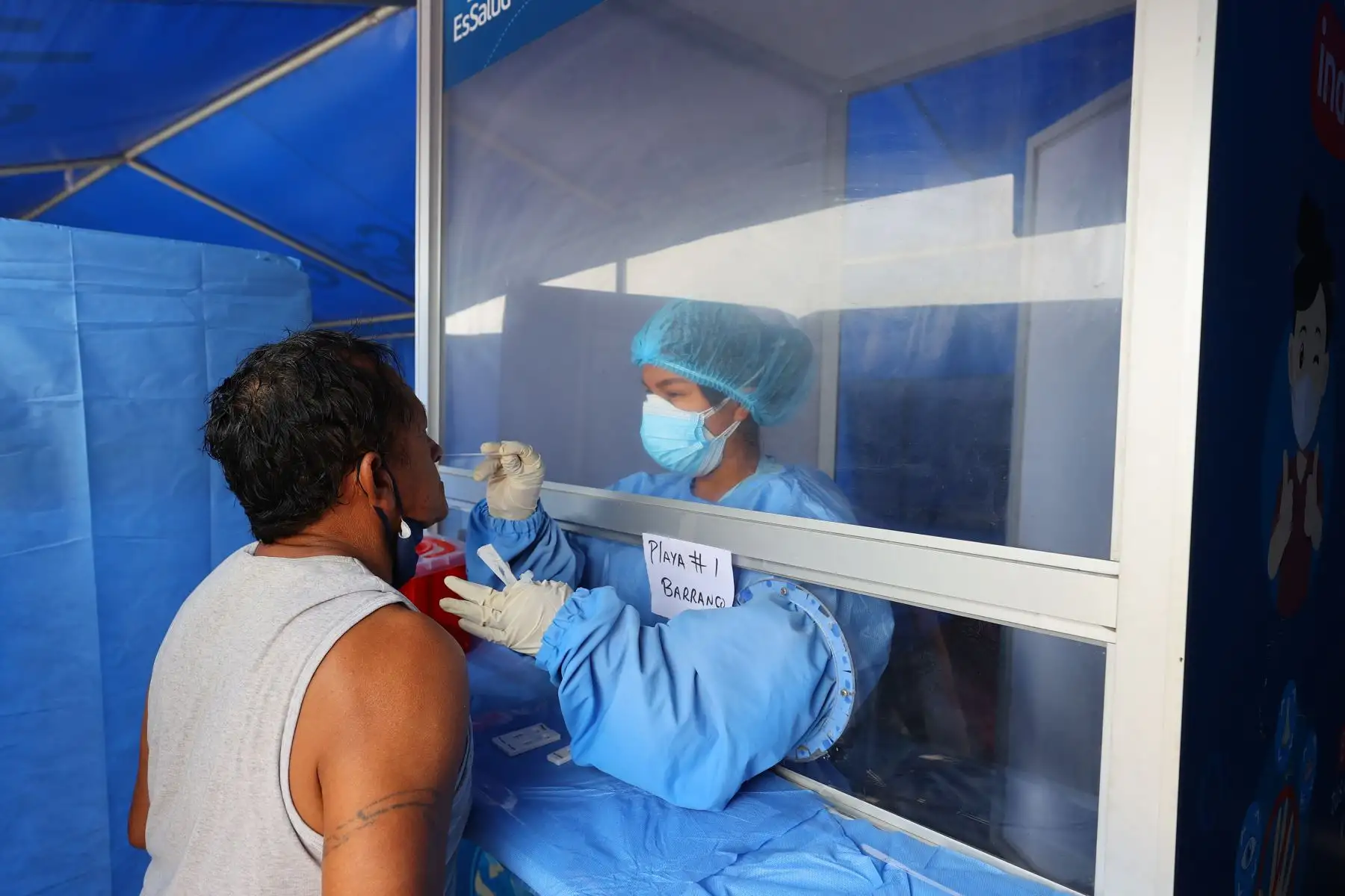 Este fin de semana continúa la campaña de despistaje contra la covid-19 ‘EsSalud sin olas’ del Seguro Social de Salud en las playas Los Yuyos de Barranco y Agua Dulce de Chorrillos. Foto: ANDINA/Andrés Valle