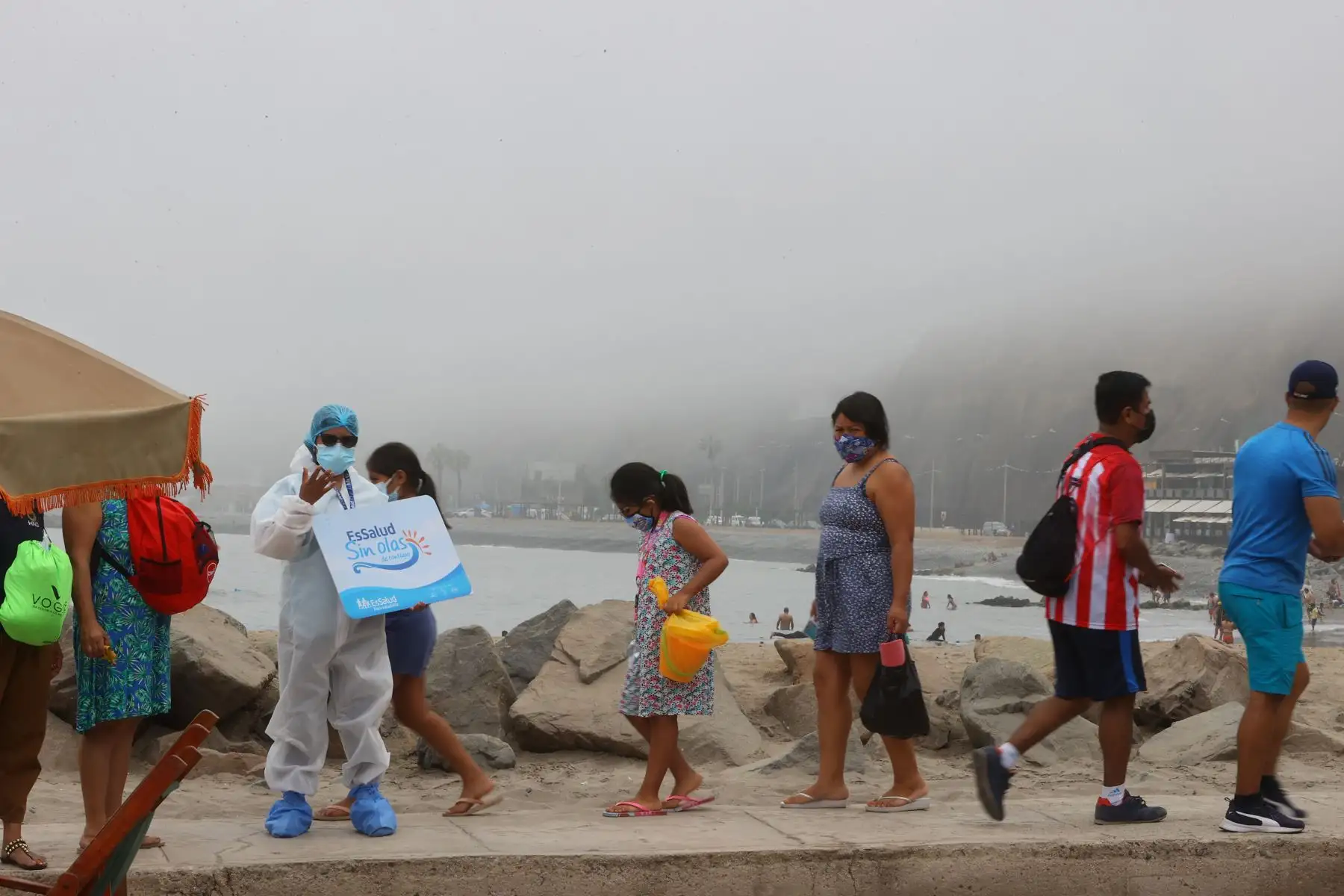 Este fin de semana continúa la campaña de despistaje contra la covid-19 ‘EsSalud sin olas’ del Seguro Social de Salud en las playas Los Yuyos de Barranco y Agua Dulce de Chorrillos. Foto: ANDINA/Andrés Valle
