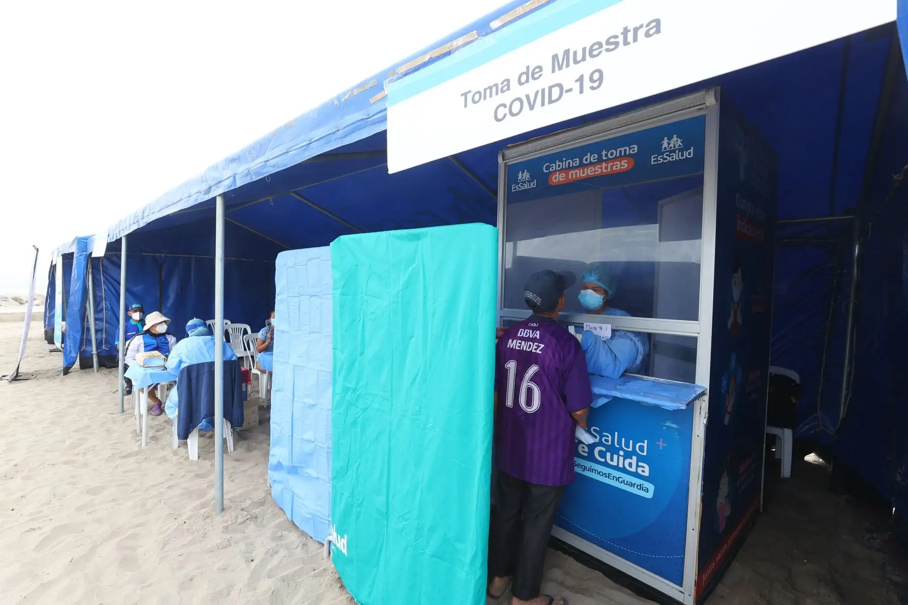 Este fin de semana continúa la campaña de despistaje contra la covid-19 ‘EsSalud sin olas’ del Seguro Social de Salud en las playas Los Yuyos de Barranco y Agua Dulce de Chorrillos. Foto: ANDINA/Andrés Valle