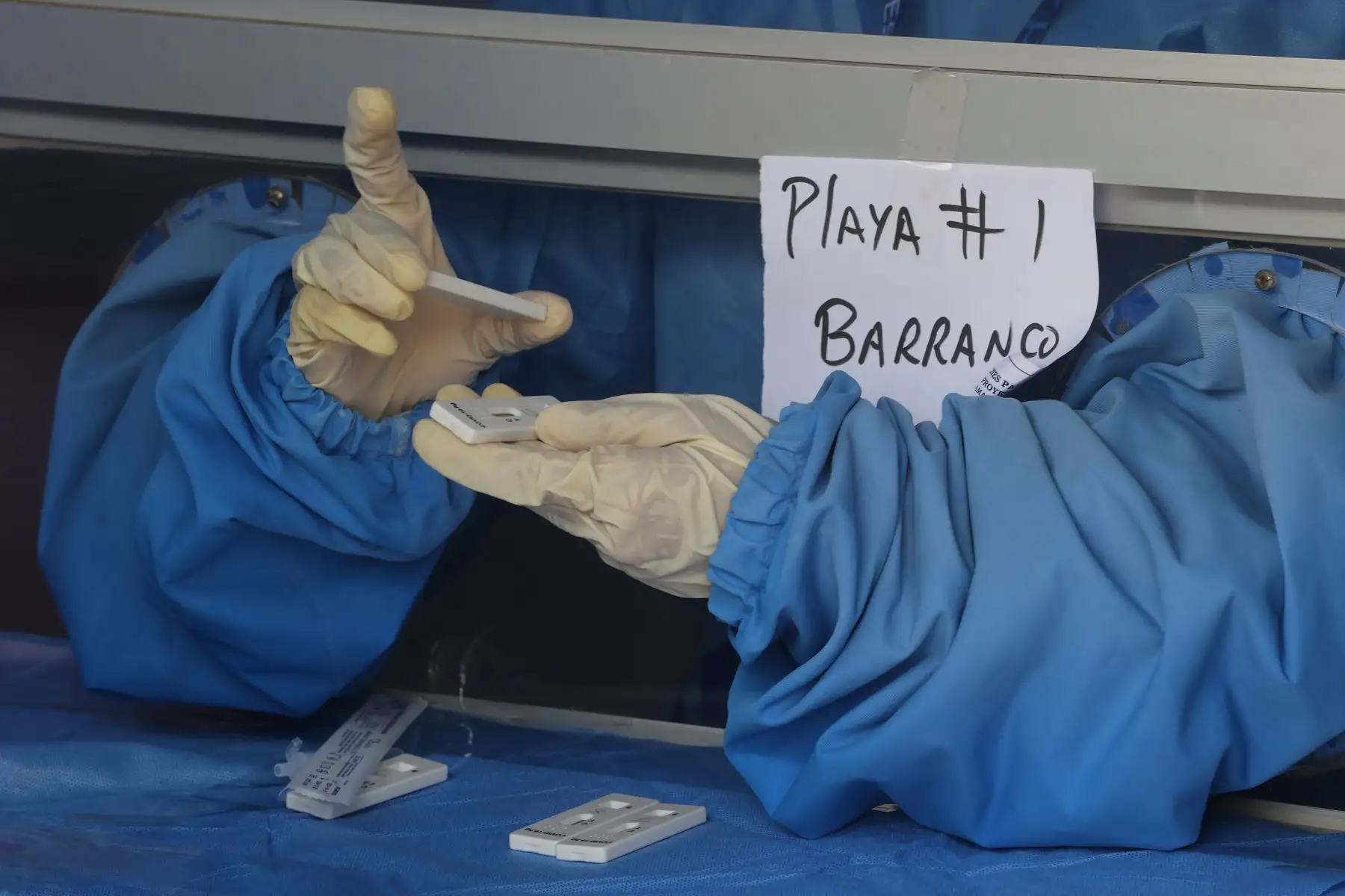 Este fin de semana continúa la campaña de despistaje contra la covid-19 ‘EsSalud sin olas’ del Seguro Social de Salud en las playas Los Yuyos de Barranco y Agua Dulce de Chorrillos. Foto: ANDINA/Andrés Valle